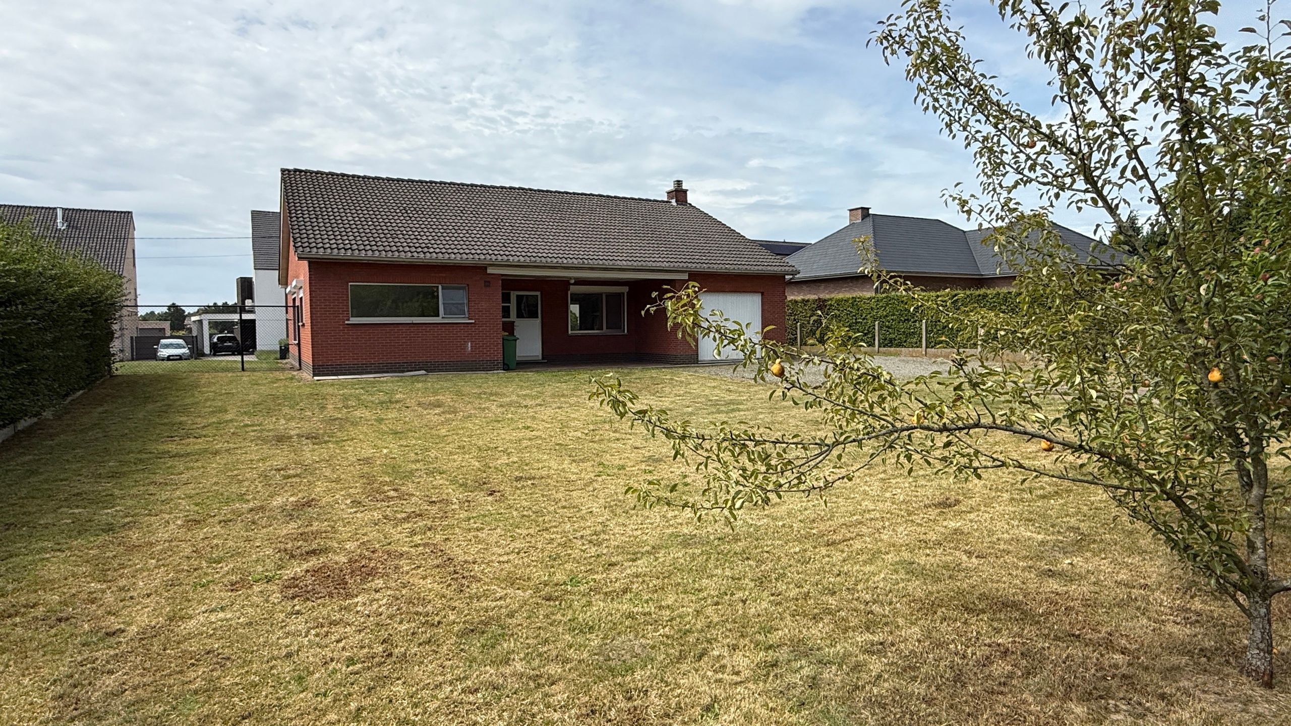 Laagbouwwoning in rustige straat foto 13
