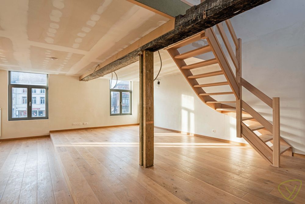 Uitzonderlijk en volledig vernieuwd duplex-appartement gelegen op de Markt van Eeklo! foto 8