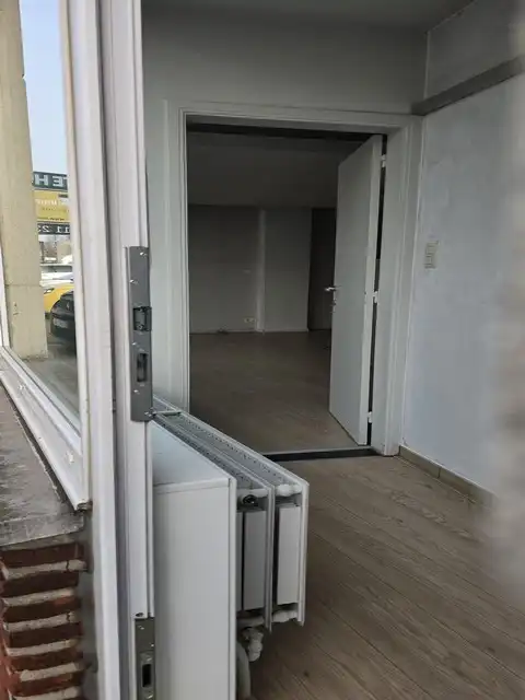 Ruim handelspand op ideale locatie foto 2