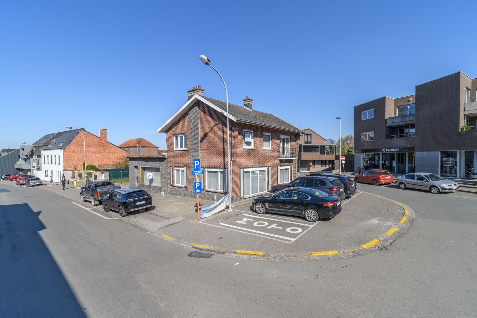 Centraal gelegen, ruime te renoveren gezinswoning foto 3