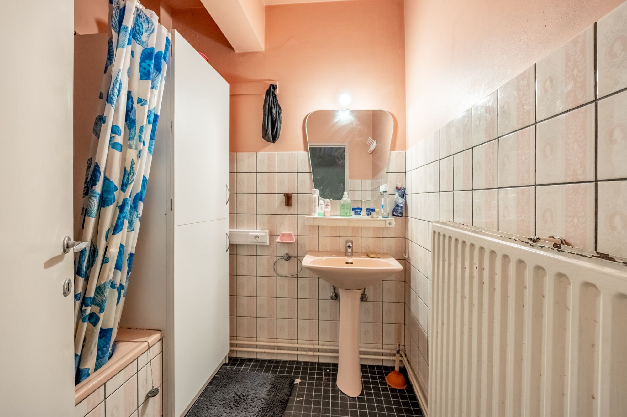 IDEALIS VASTGOED - CENTRAAL GELEGEN 2-SLPKMR APPARTEMENT IN HET CENTRUM VAN LEOPOLDSBURG! – Correct onderhouden appartement op de eerste verdieping (+-88m²) met een aangename leefruimte, aparte keuken, 2 slaapkamers, badkamer en apart toilet. Het appartement beschikt tevens over een lift en een privatieve kelder. Geschikt voor zij die zoeken naar betaalbaar wonen in het centrum van Leopoldsburg. foto 8