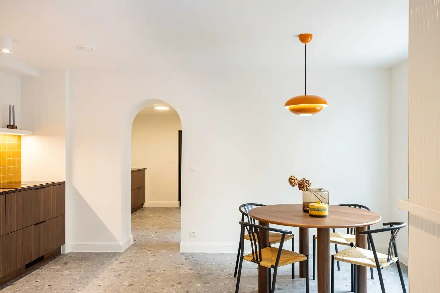 Ruime gerenoveerde woning met 4 slaapkamers, tuin en garage foto 8