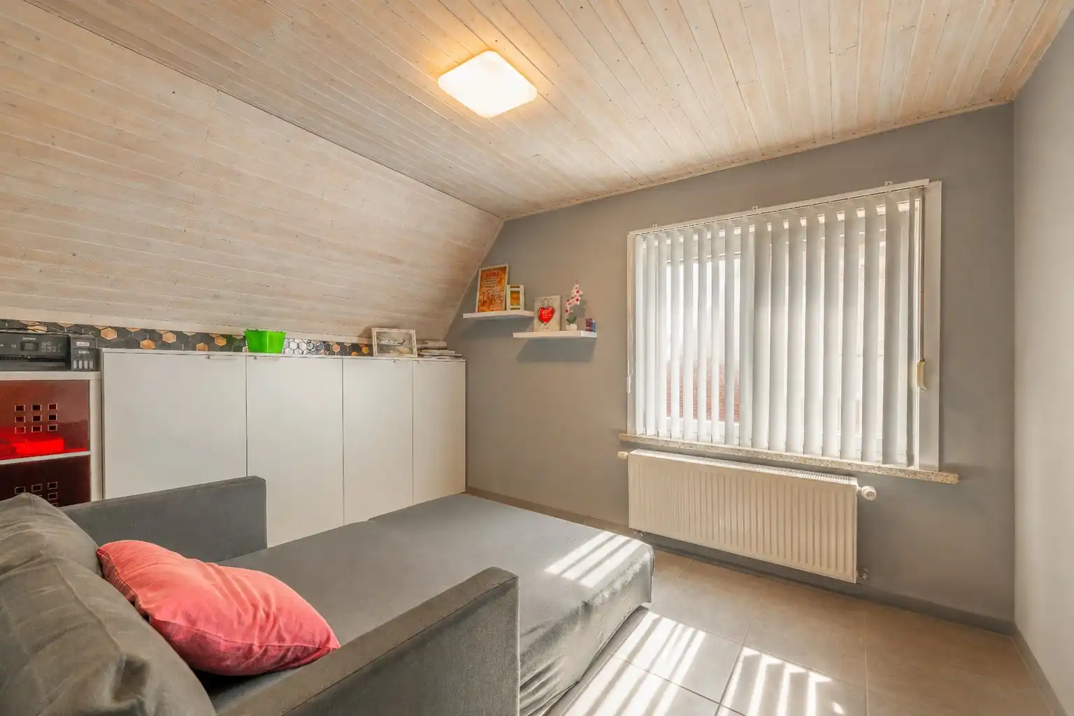 VERRASSEND RUIME, INSTAPKLARE WONING MET 2 GARAGES TE PITTEM foto 17