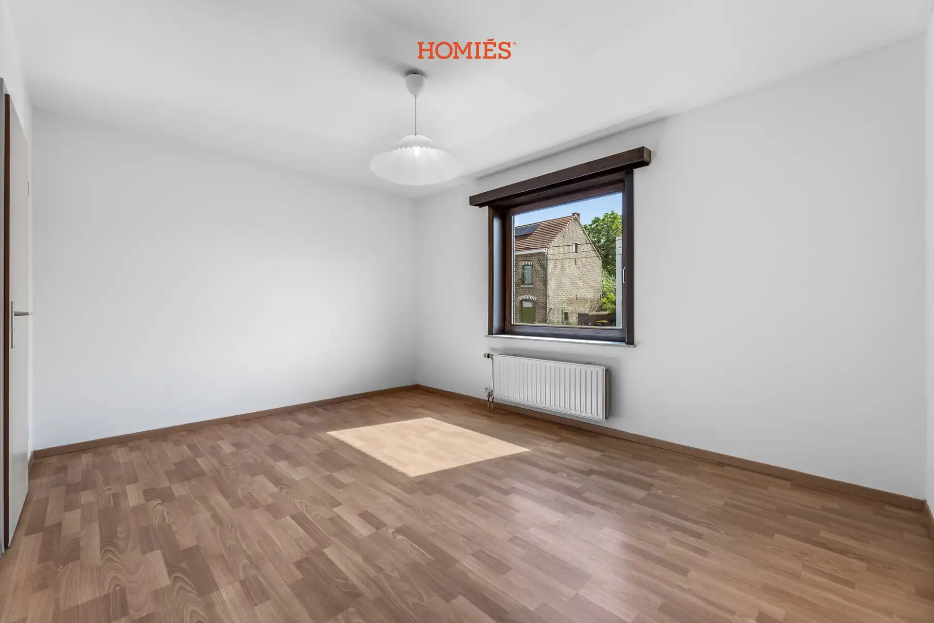 Instapklaar en vernieuwd 2-slaapkamerappartement met garage foto 10