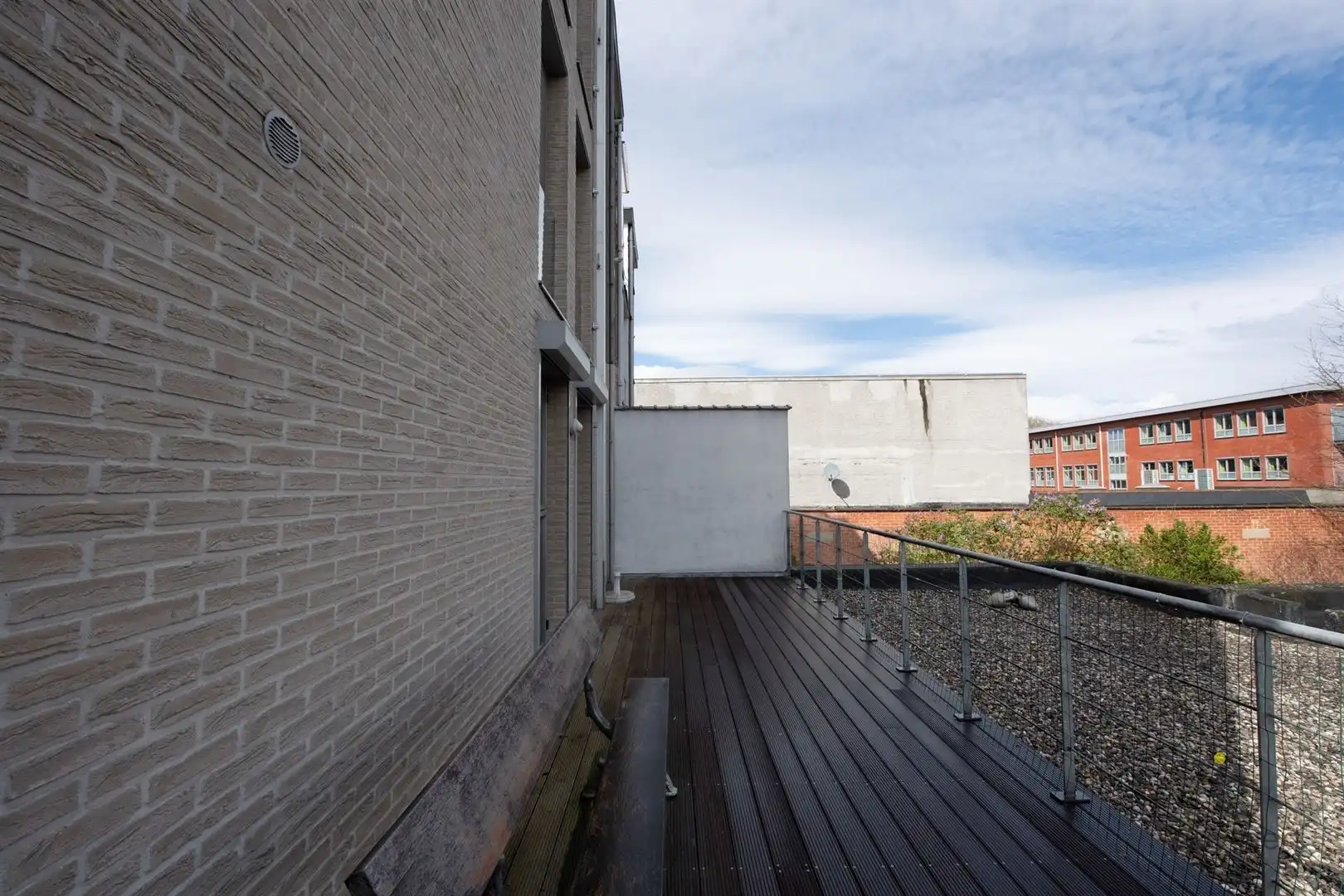 Ruim appartement met vooraan en achteraan terrassen en parking op een pleintje. foto 21