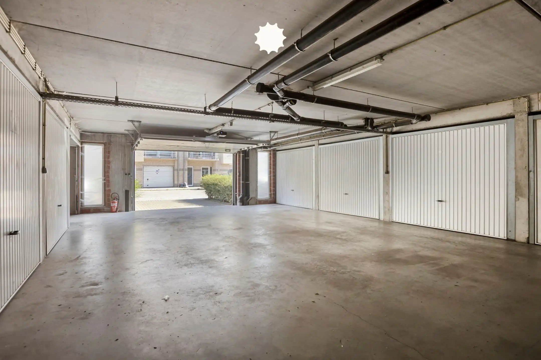 "Wonen zonder zorgen: vernieuwd appartement met garage" foto 14