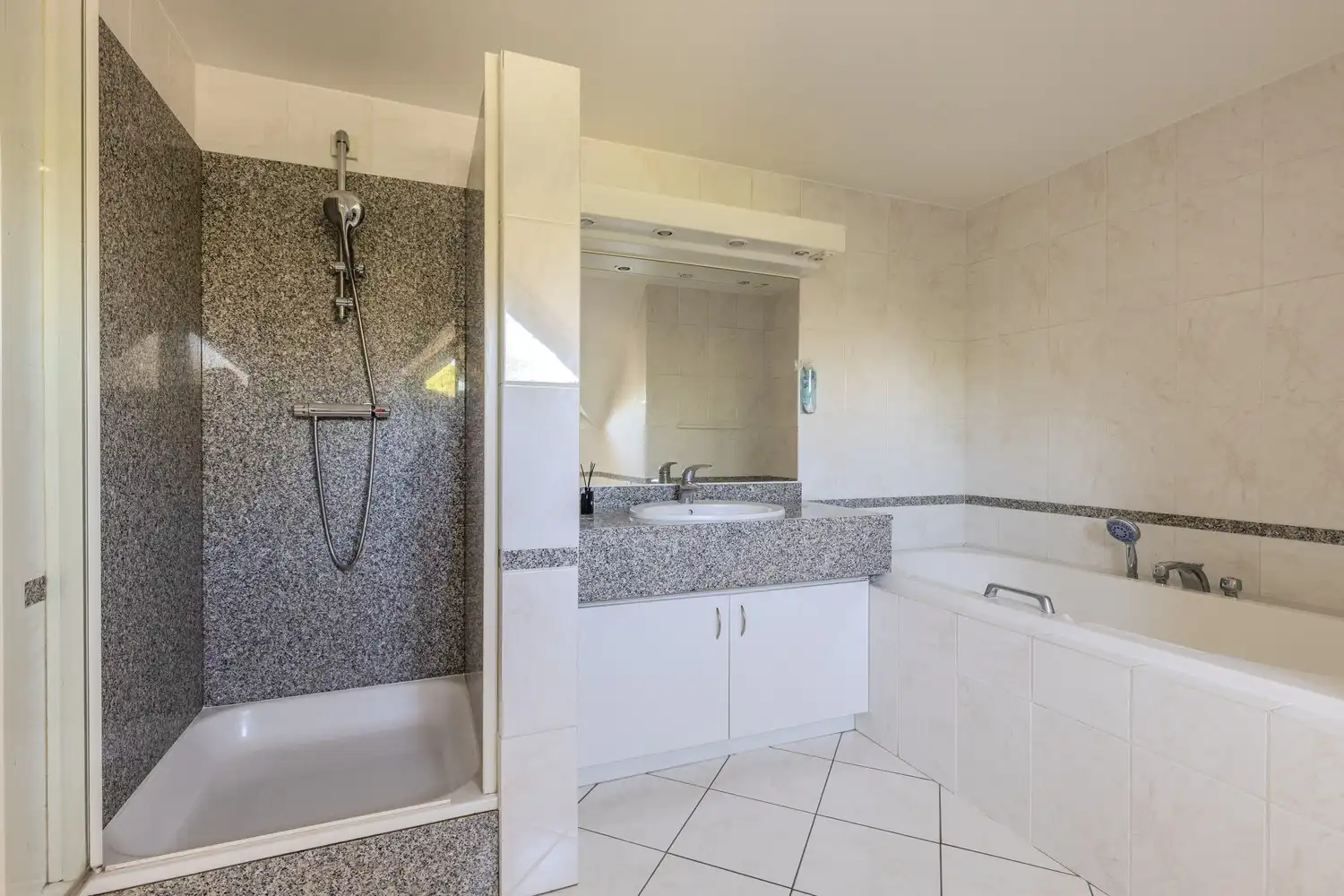 Ruime, instapklare vrijstaande woning met 5 slaapkamers en 3 badkamers in het gezellige Neerharen! foto 30