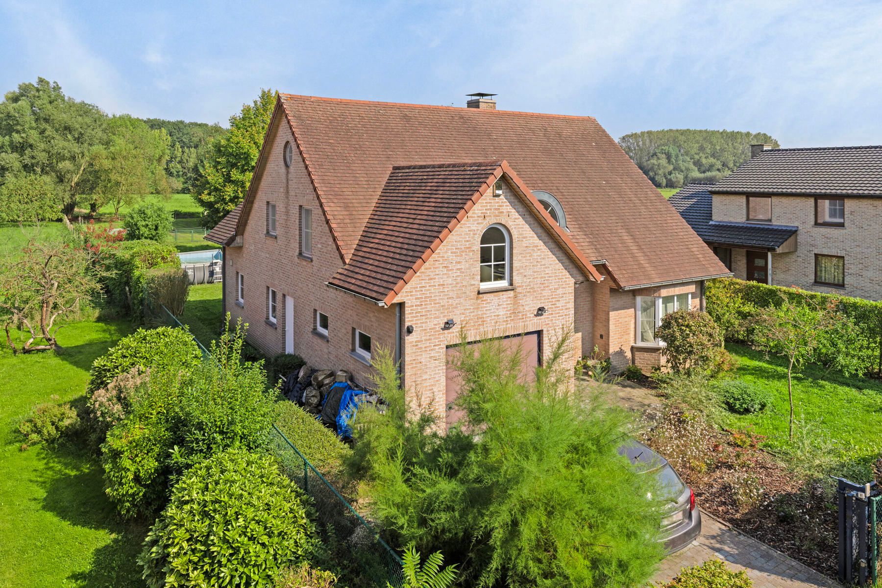 Instapklare villa met 5 kamers, 2 badkamers en grote tuin! foto 2