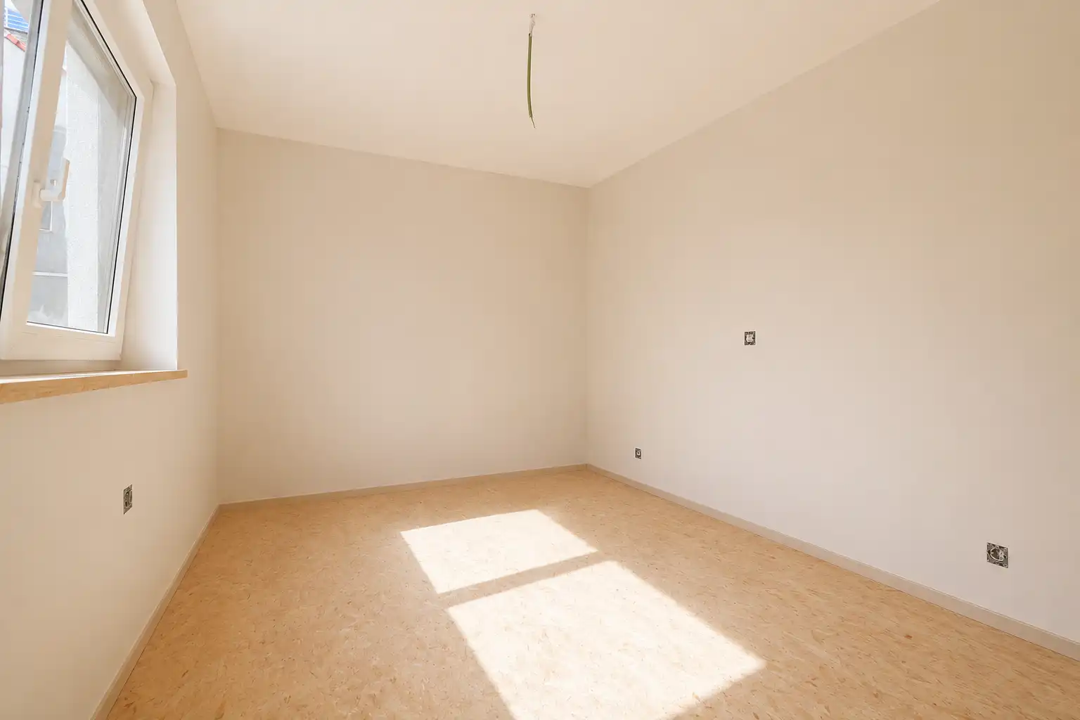 Zeer ruim en instapklaar gelijkvloersappartement (105 m²) met 2 slaapkamers en grote tuin. foto 3