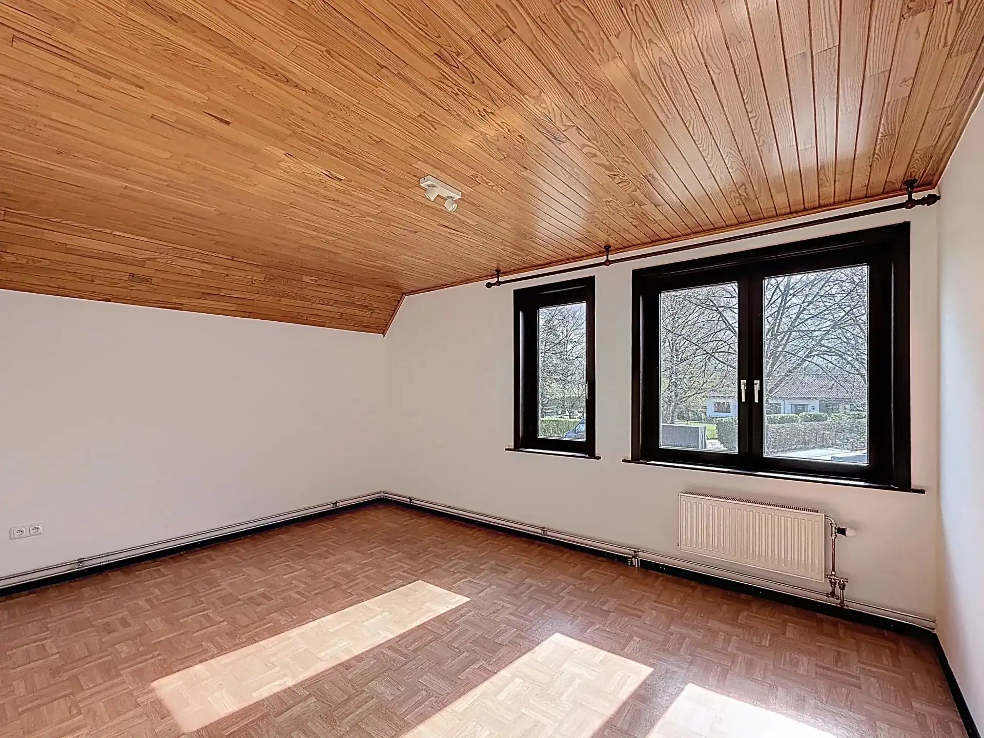 Zeer ruime en verzorgde woning met 5 slaapkamers en 2 badkamers op een groot perceel foto 20