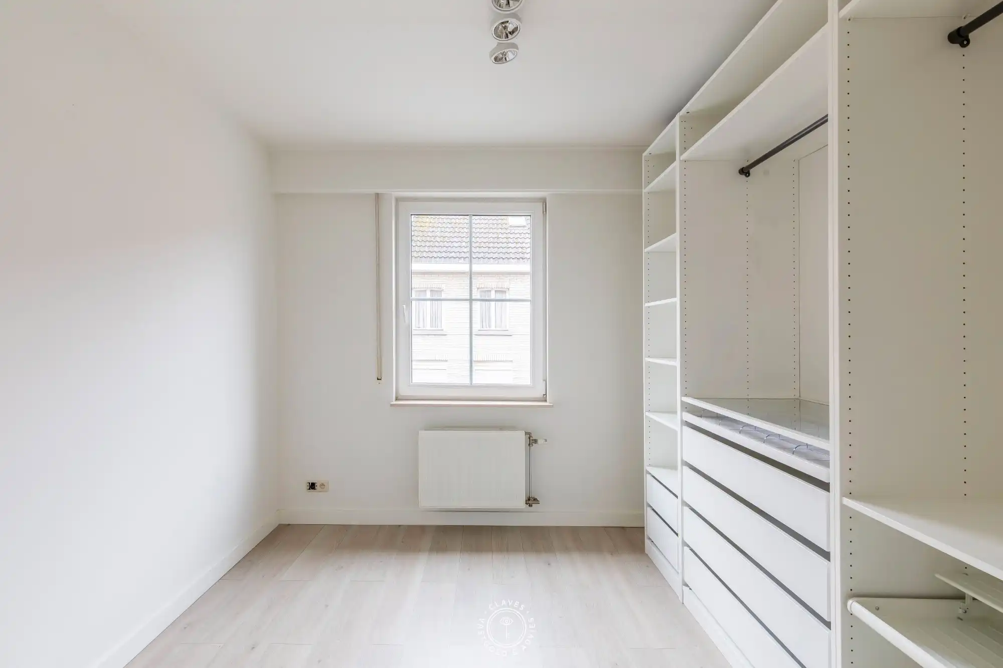 Verzorgd 2 slaapkamer appartement met ruim terras en autostaanplaats foto 10