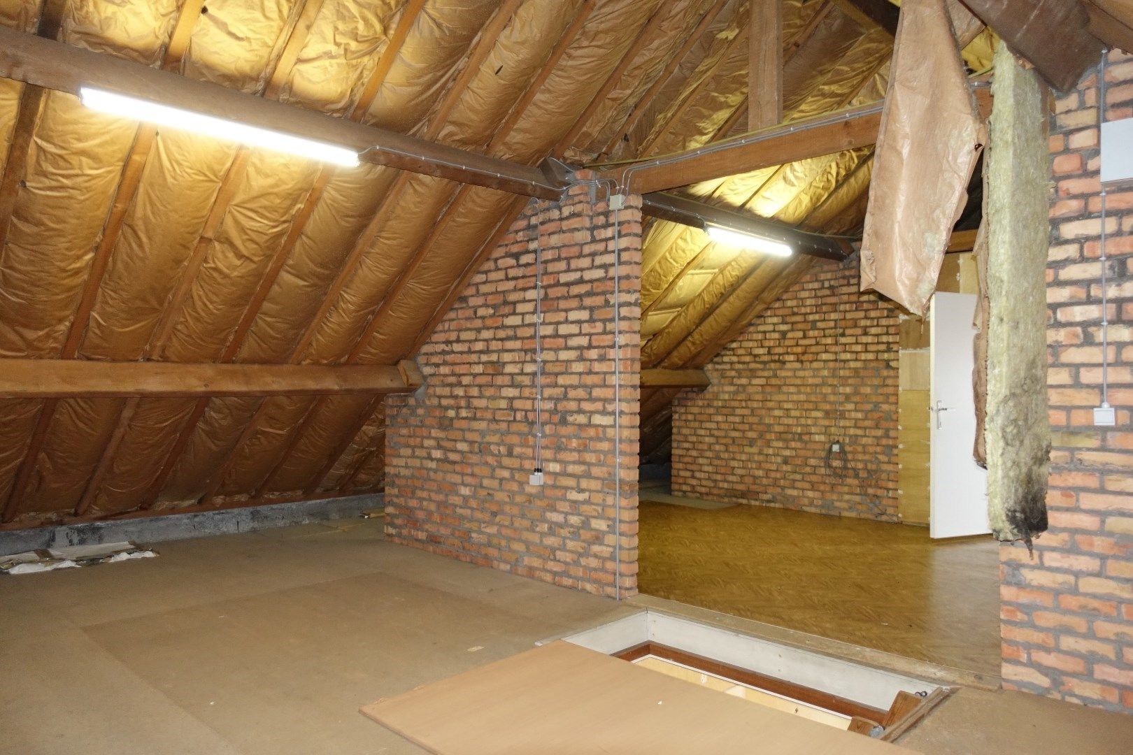 Ruime op te frissen woning met garages op een uitstekende locatie in centrum Oudenburg foto 16