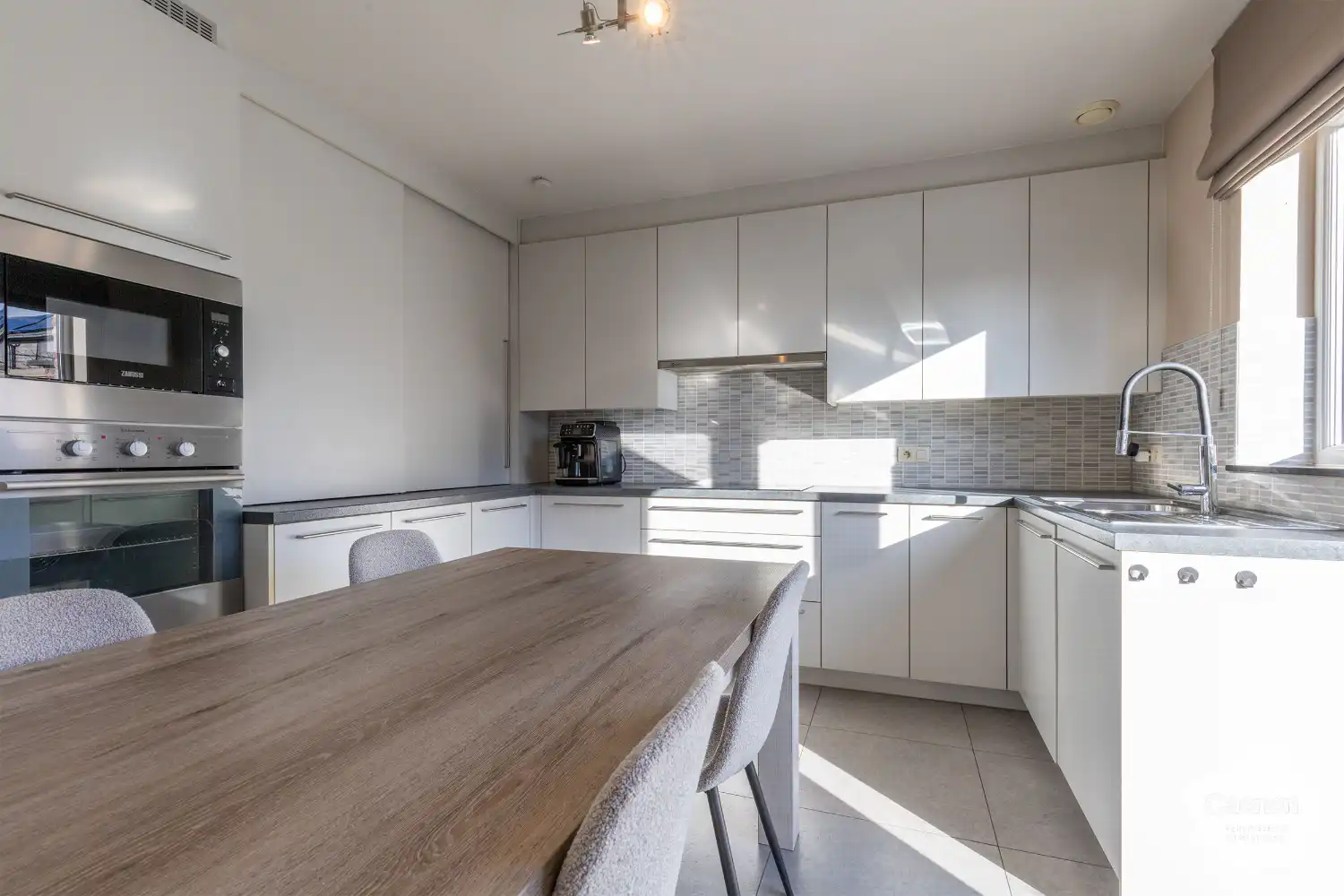 Recente en energiezuinige woning (2013) met 3 slaapkamers, inpandige garage en een uniek bijgebouw! foto 4