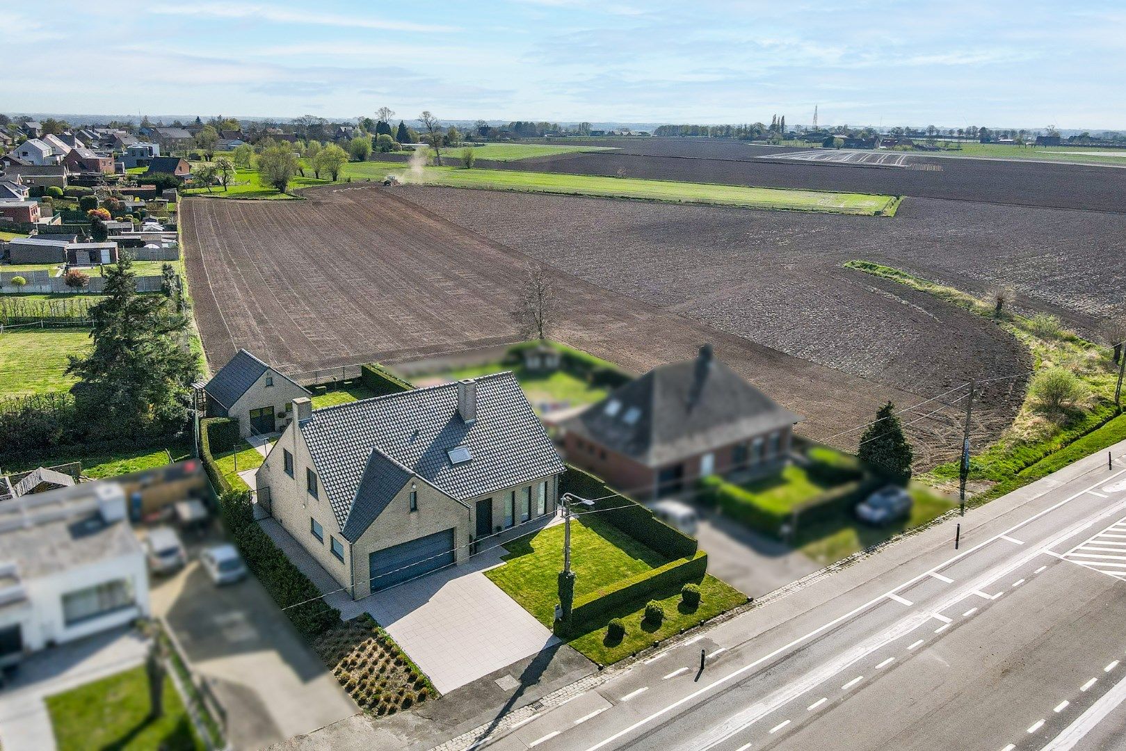 Instapklare open bebouwing met prachtig verzicht op 779 m² foto {{pictureIndex}}