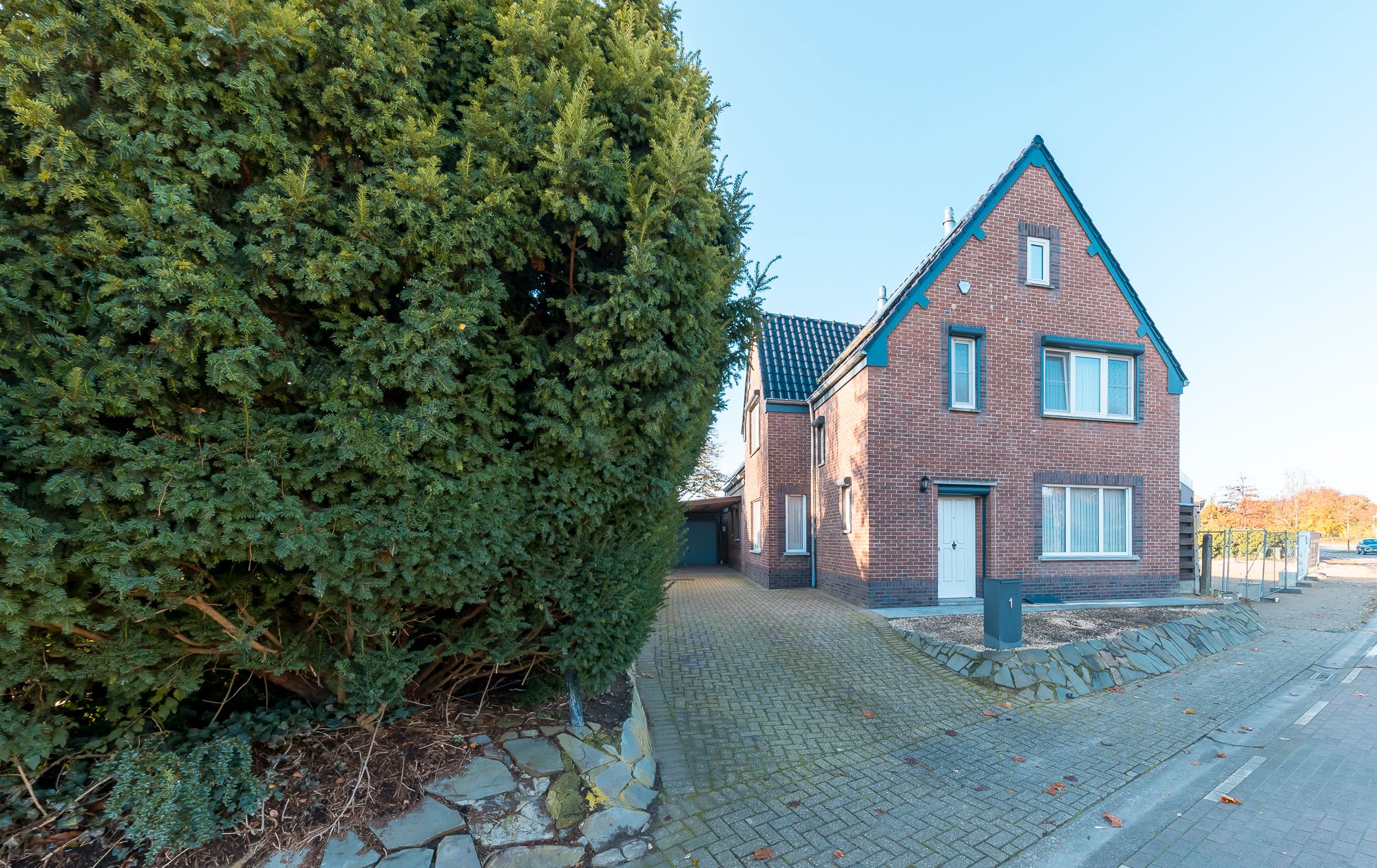 TE KOOP: Verrassend ruime 3- slaapkamerwoning met 226 m2 woonoppervlakte, op een perceel van 7a 90ca op een toplocatie in Bree foto 2