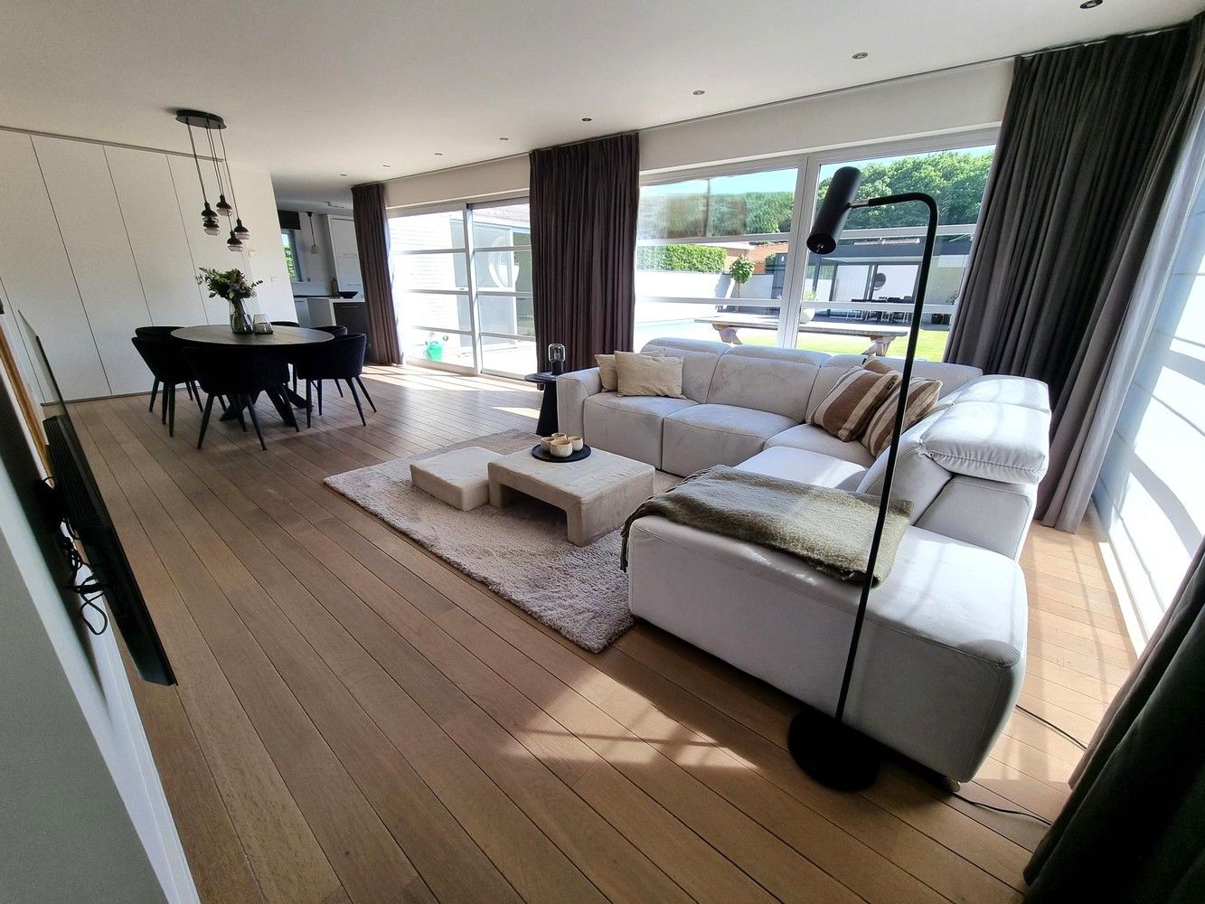 Prachtige villa woning, rustig gelegen met zonnige, diepe tuin voorzien van zwembad en poolhouse. foto 6