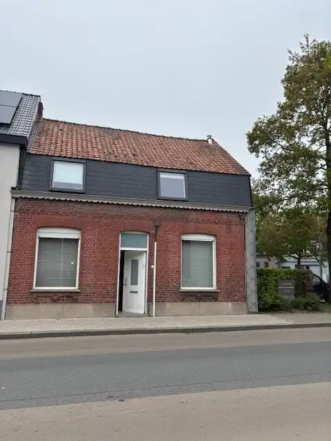 Hoofdfoto van de publicatie: Te renoveren woning met 3 slaapkamers en leuke tuin op een totale oppervlakt van 215m².