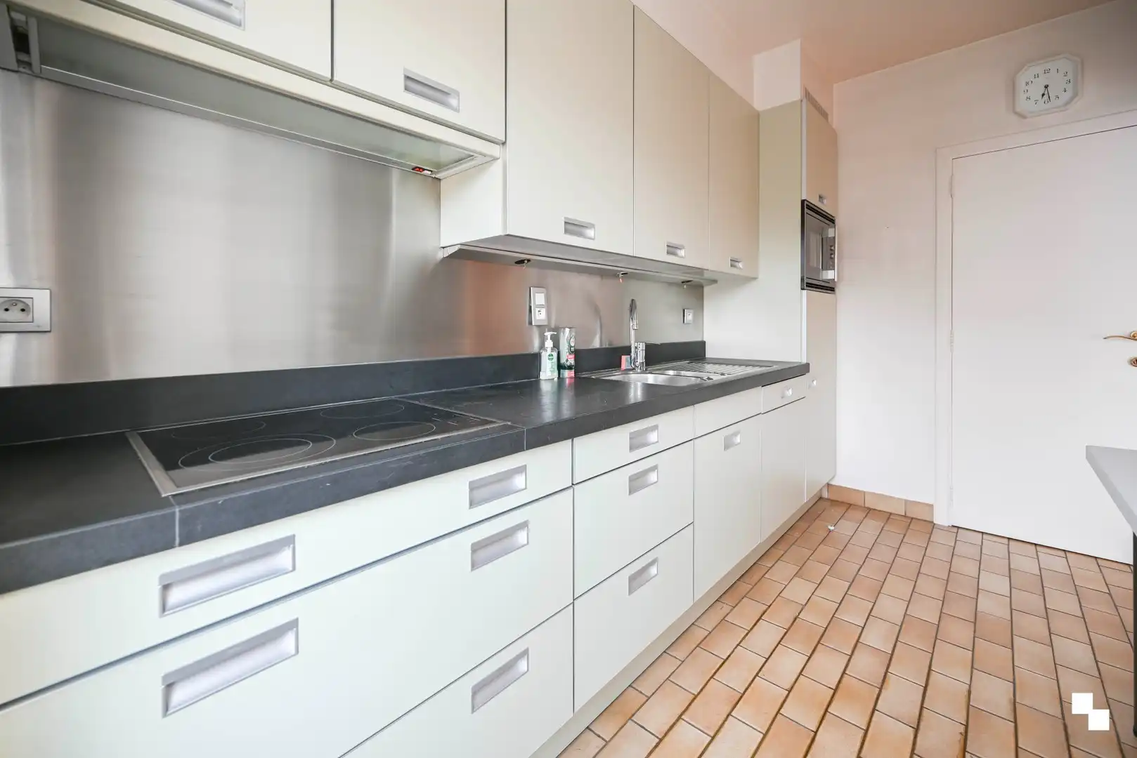 Centraal gelegen appartement in Oostrozebeke foto 9