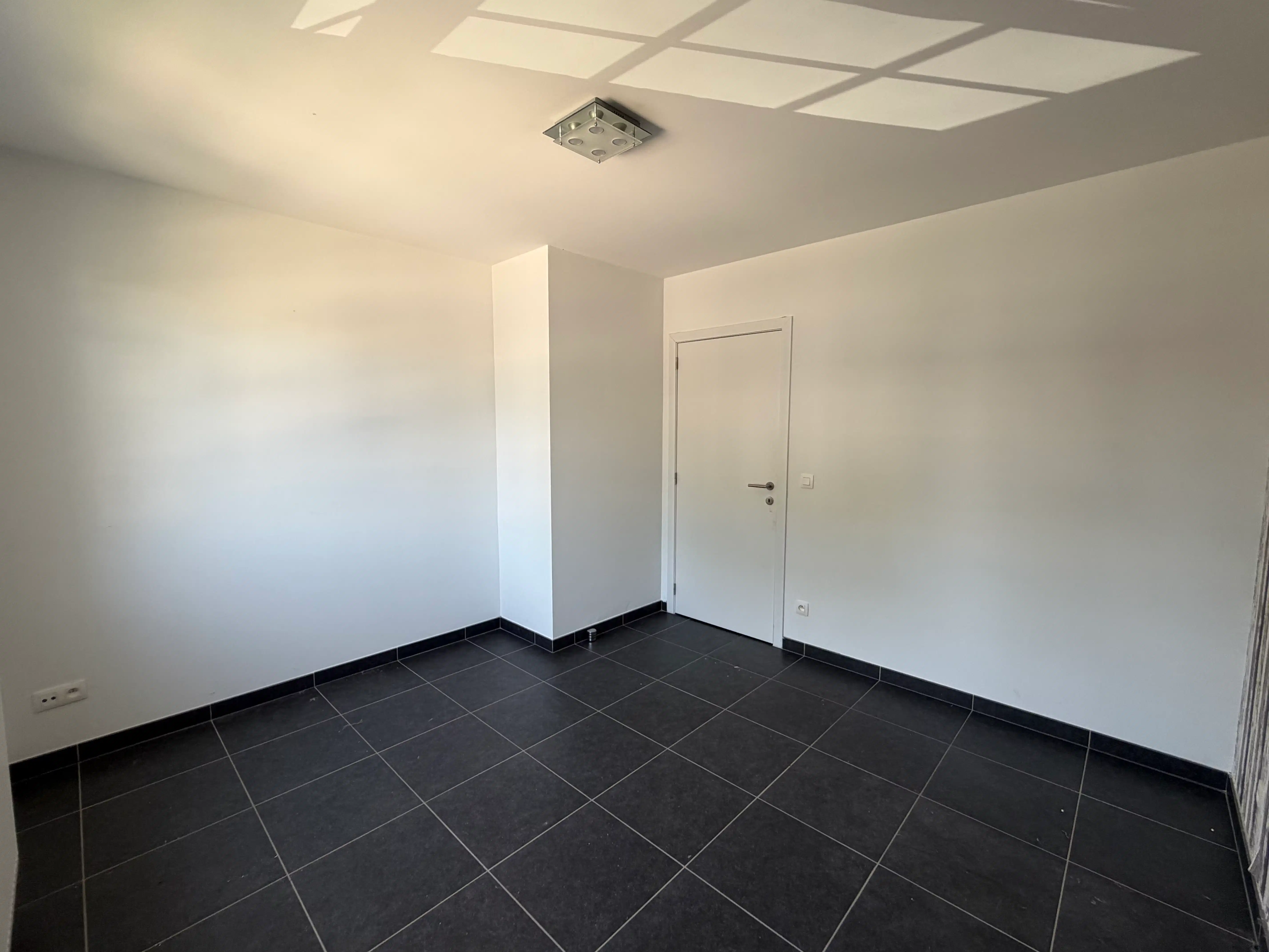 Ruim appartement met vier slpks, terras en autostaanplaats foto 19