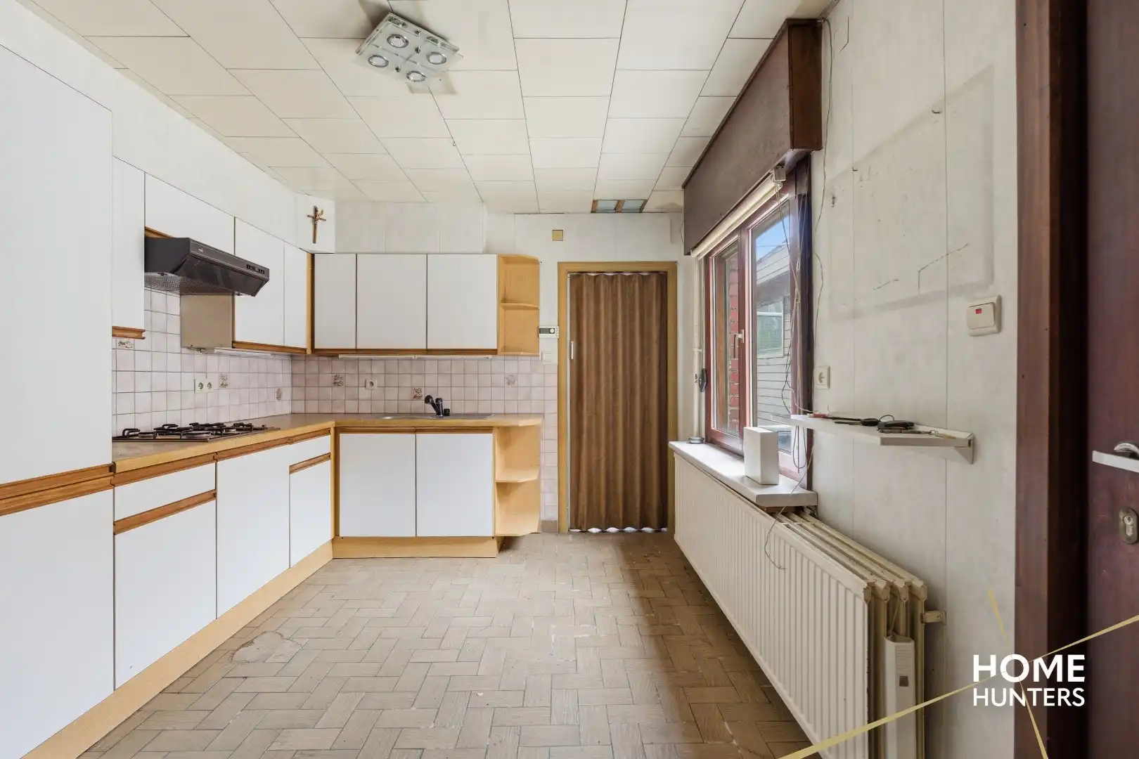 Halfopen te renoveren woning met 4 slaapkamers, ruime tuin en garage op gunstige locatie te Ieper foto 8