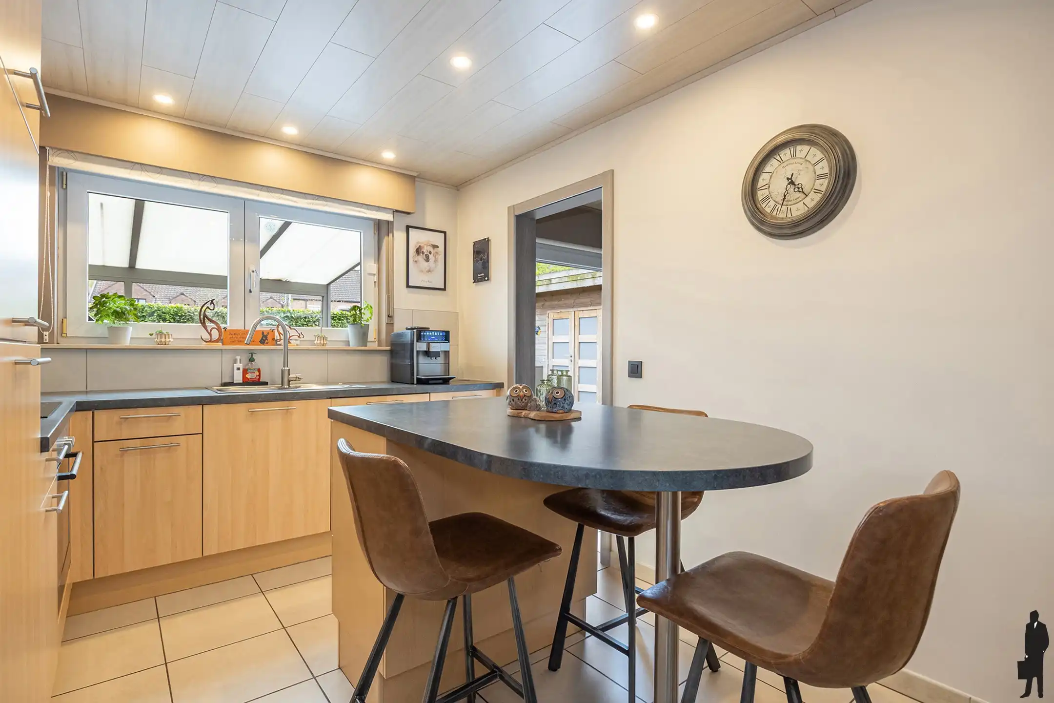 Instapklare gezinswoning met 3 slpk, tuin, garage & carport  foto 8