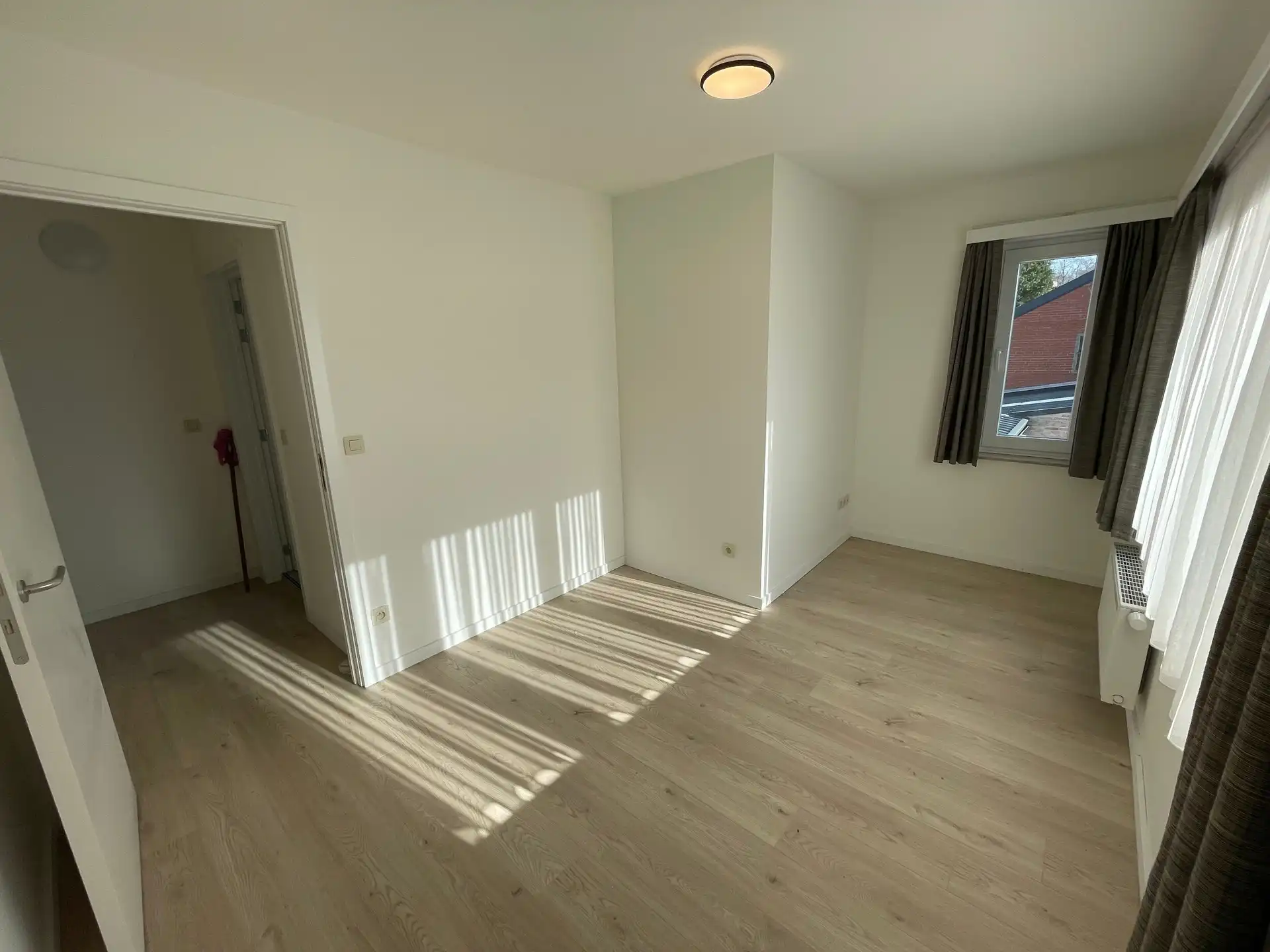 Gunstig gelegen totaal gerenoveerde woning met ruim magazijn. foto 21