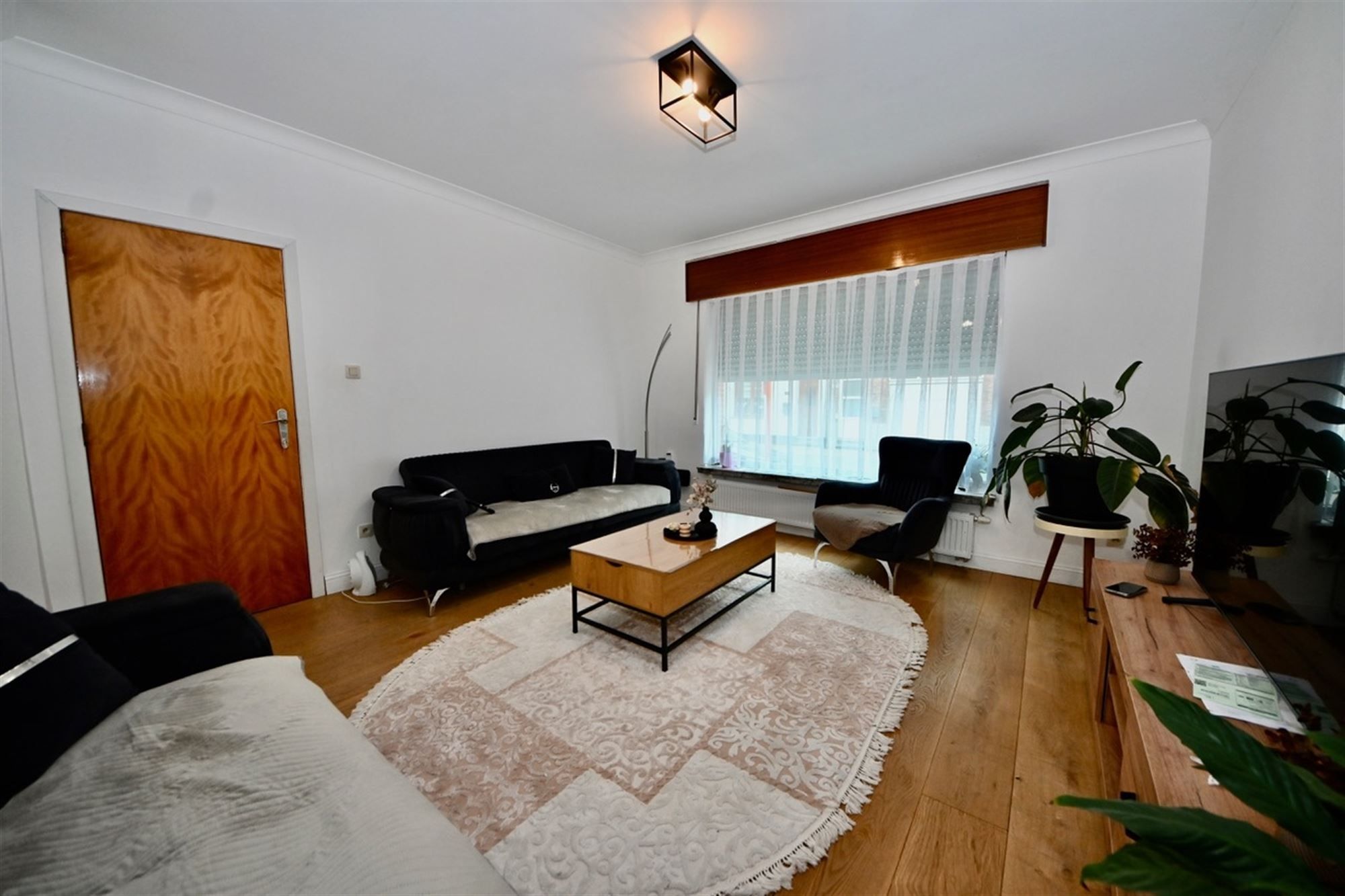 Gerenoveerde woning met 4 slaapkamers en tuin.  foto 3