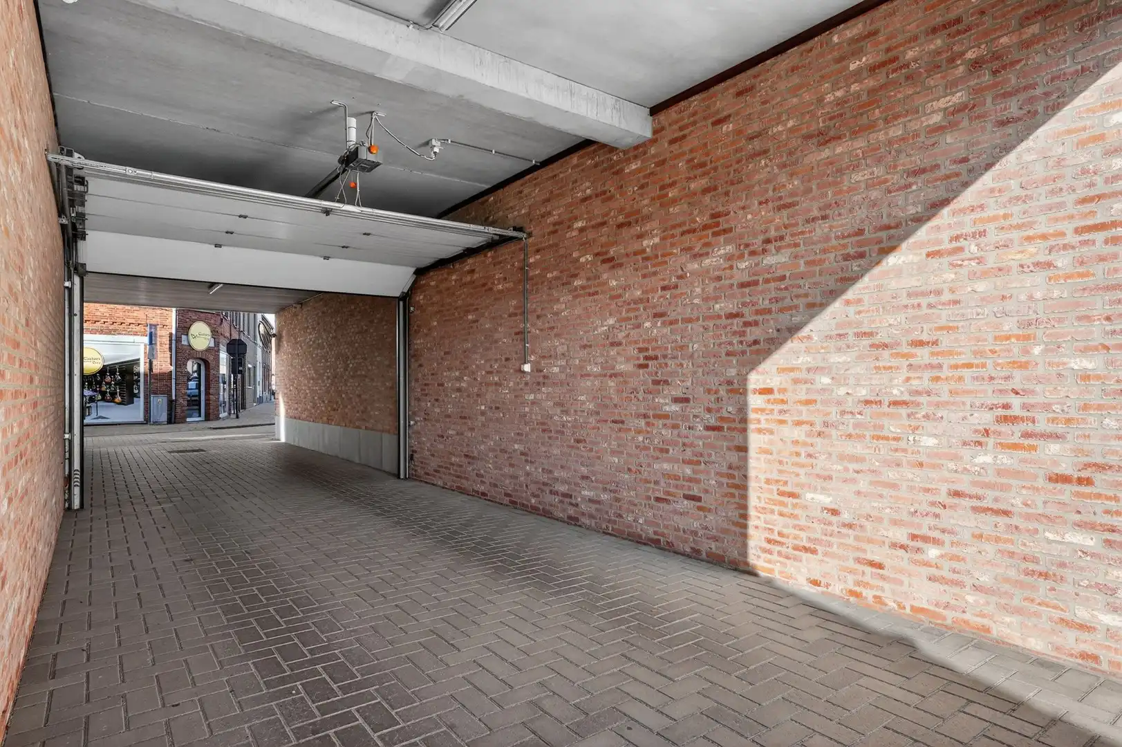 Casco handelsruimte met garage in het centrum van Oostrozebeke! foto 9