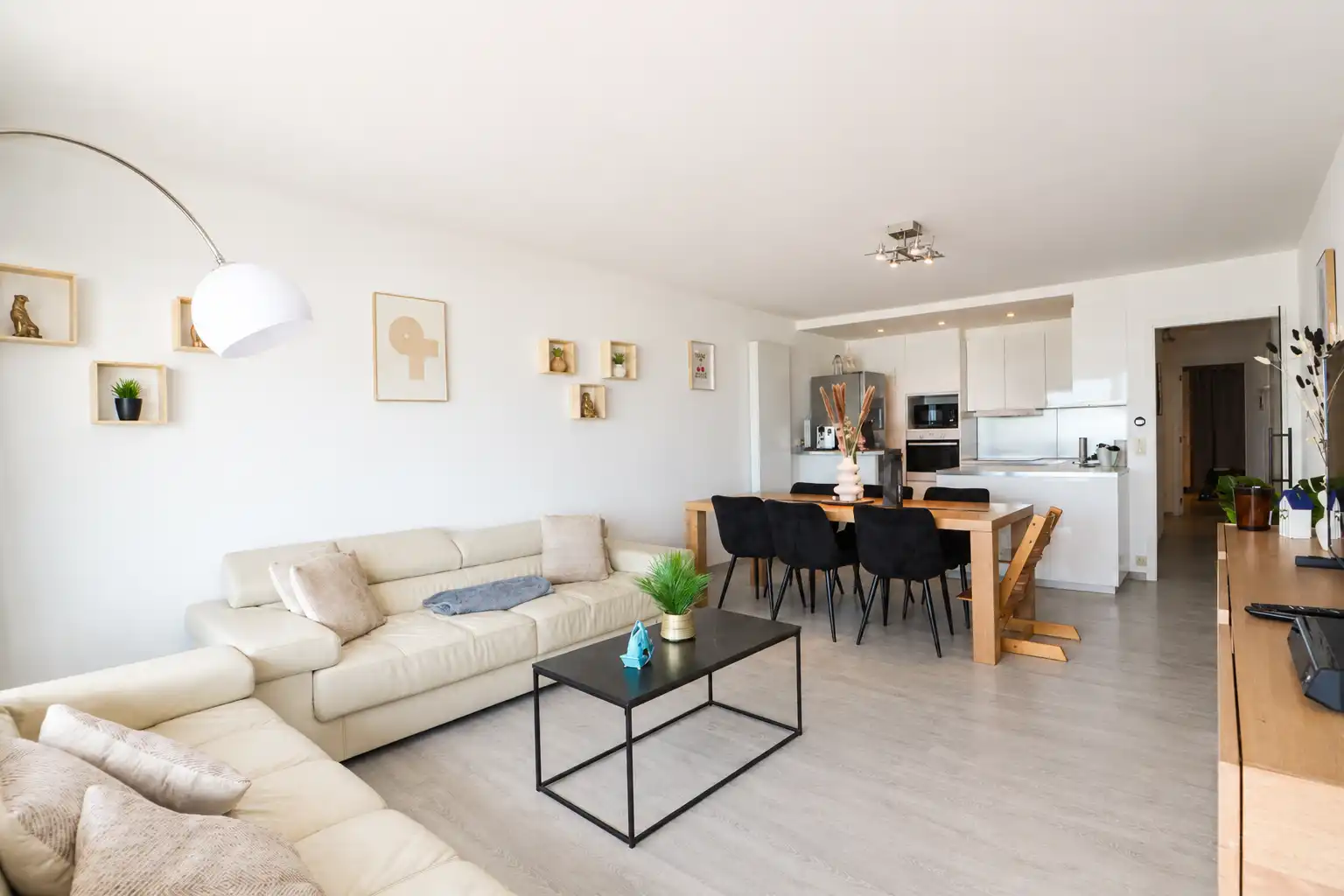 Volledig gerenoveerd 2-slaapkamerappartement met frontaal zeezicht. foto 7