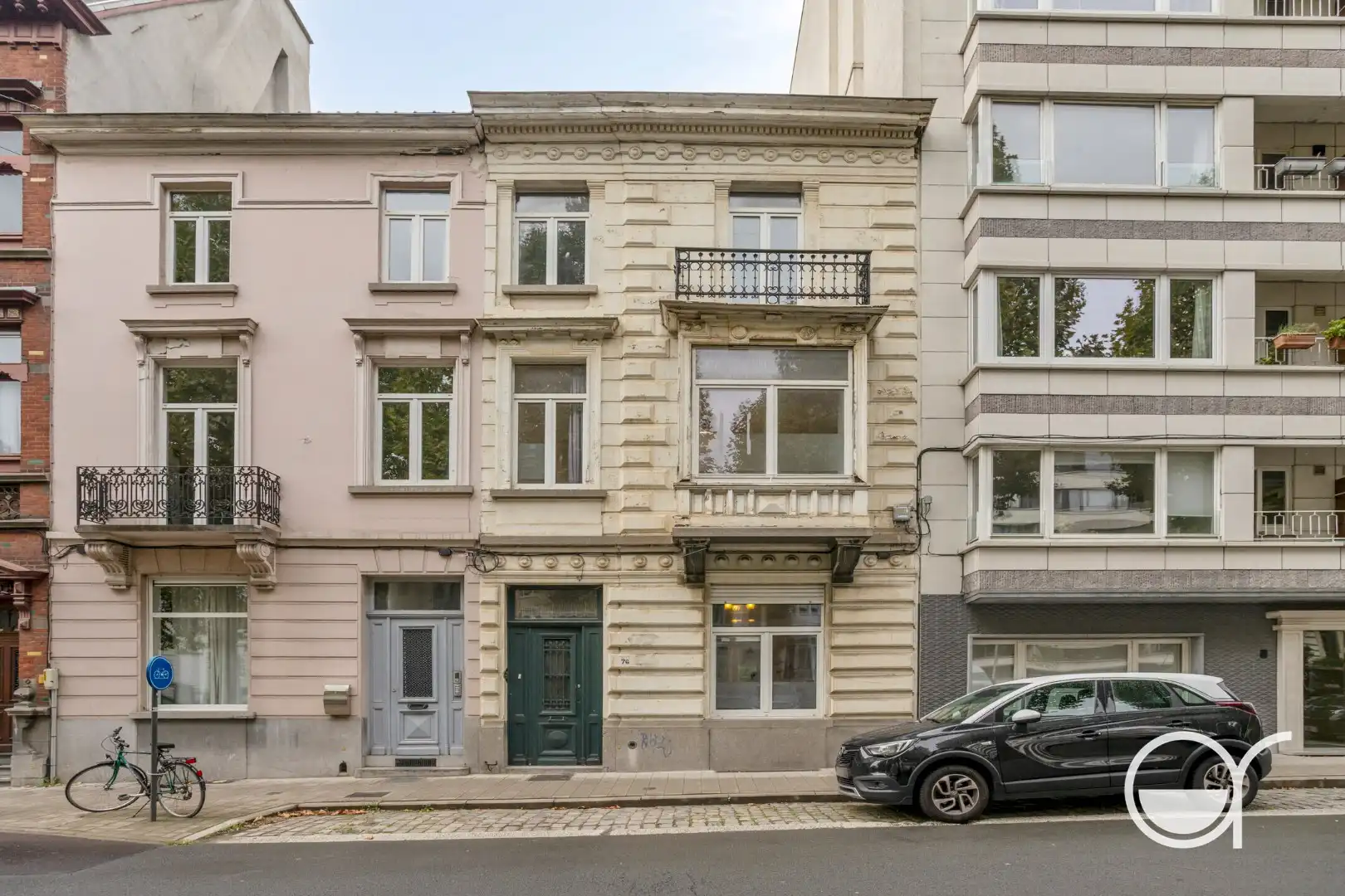 Herenwoning aan Sint-Pietersstation met tuintje en garage foto {{pictureIndex}}