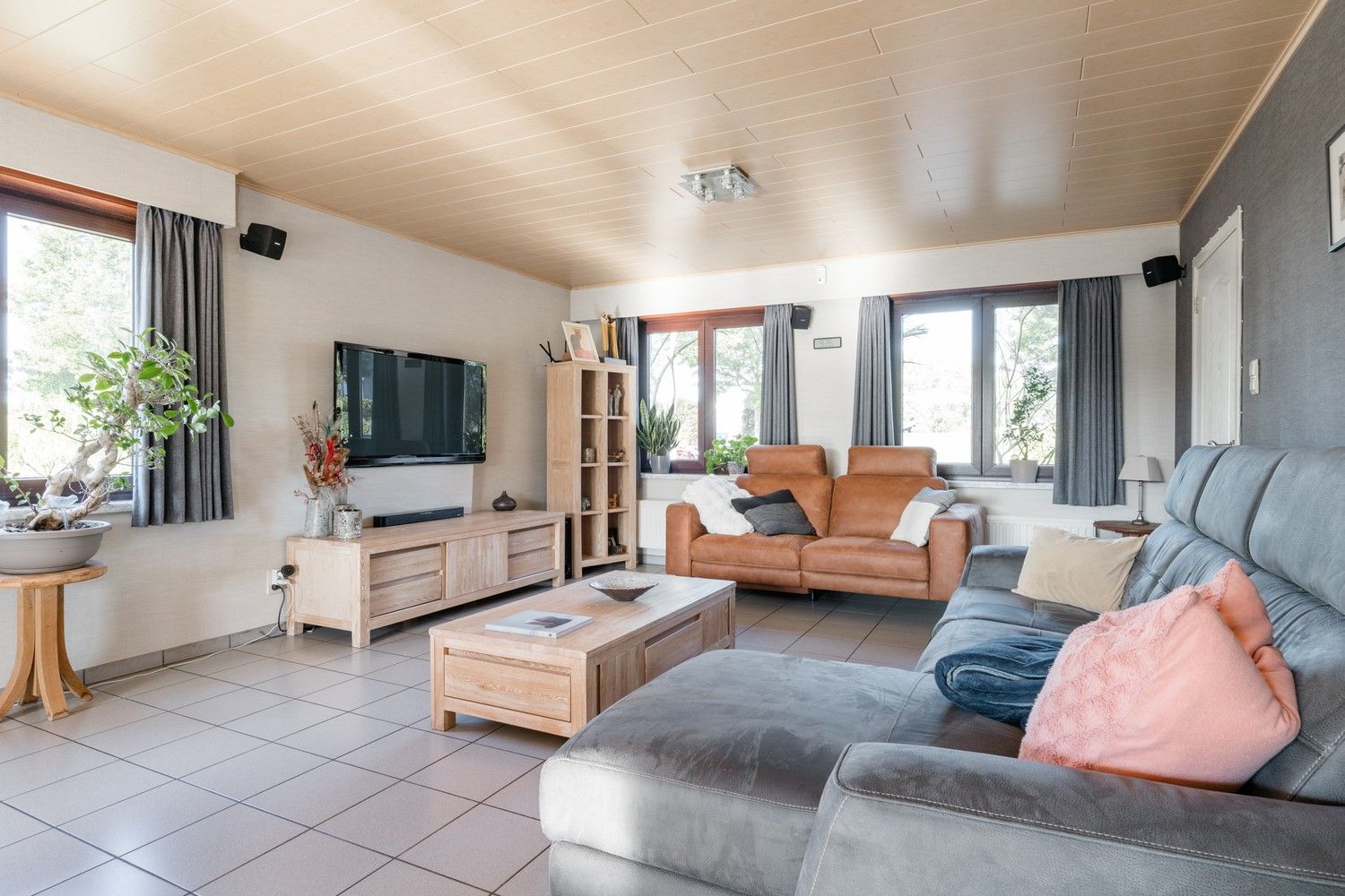 Vrijstaande woning met ruime garage en tuin, rustig gelegen nabij natuurgebied en Nederlandse grens foto 6