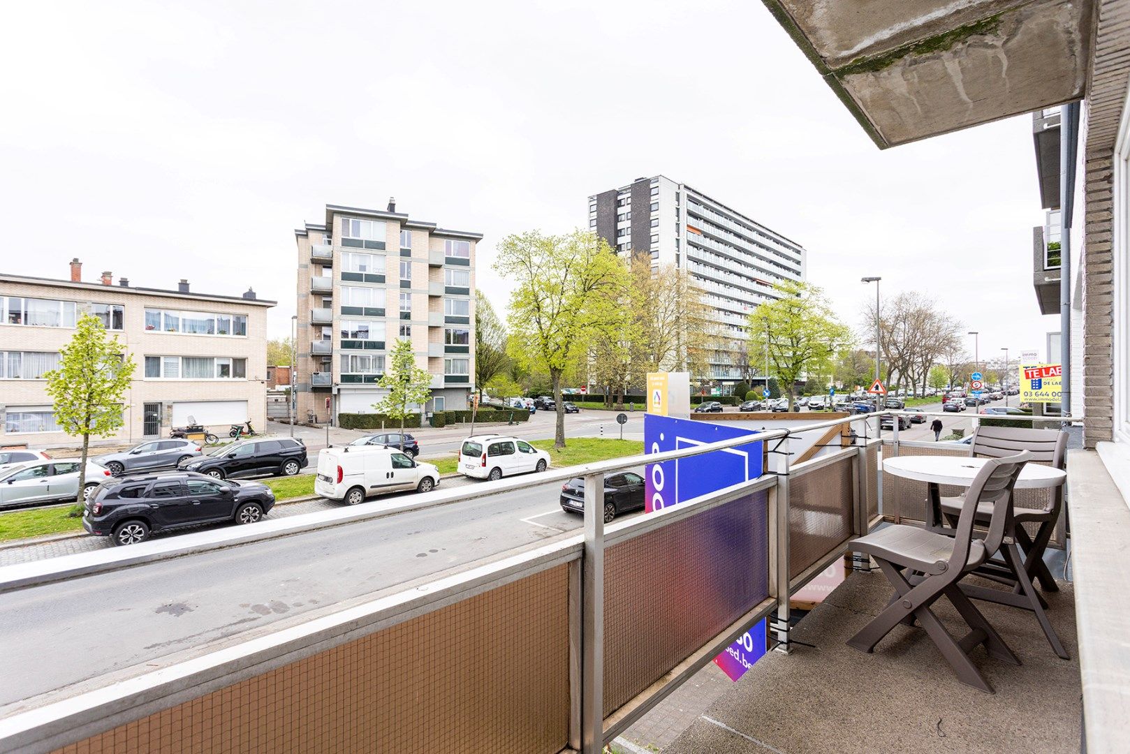 Gerenoveerd 2-slaapkamer appartement met garagebox en oprit! foto 6