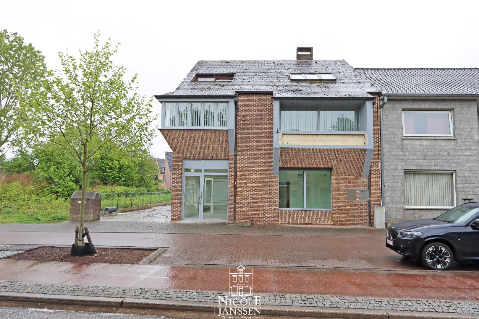 Zeer ruim en veelzijdig handelspand pal in het centrum van Meeuwen foto {{pictureIndex}}