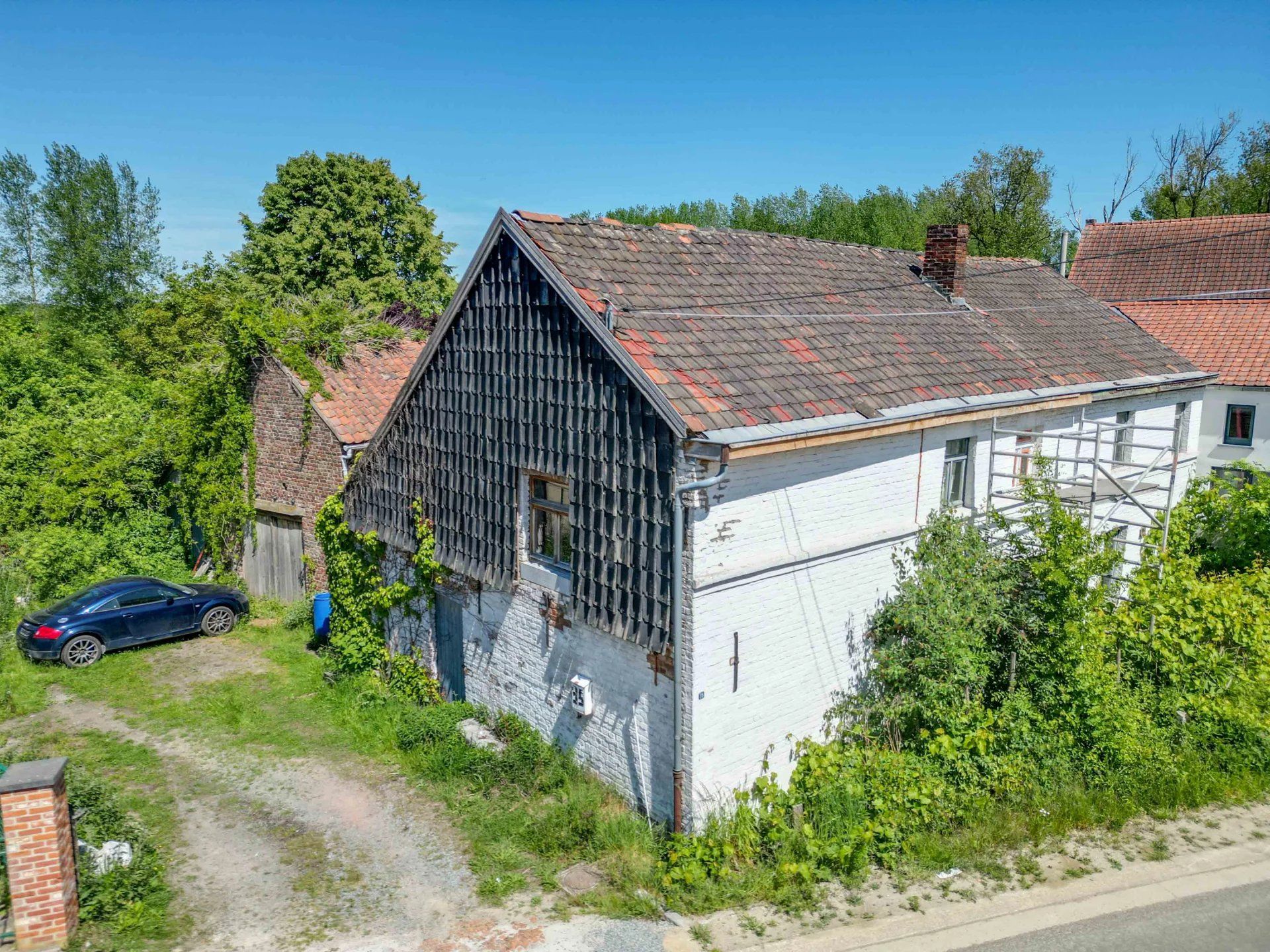 Te renoveren hoeve met binnenkoer en stallingen foto 5