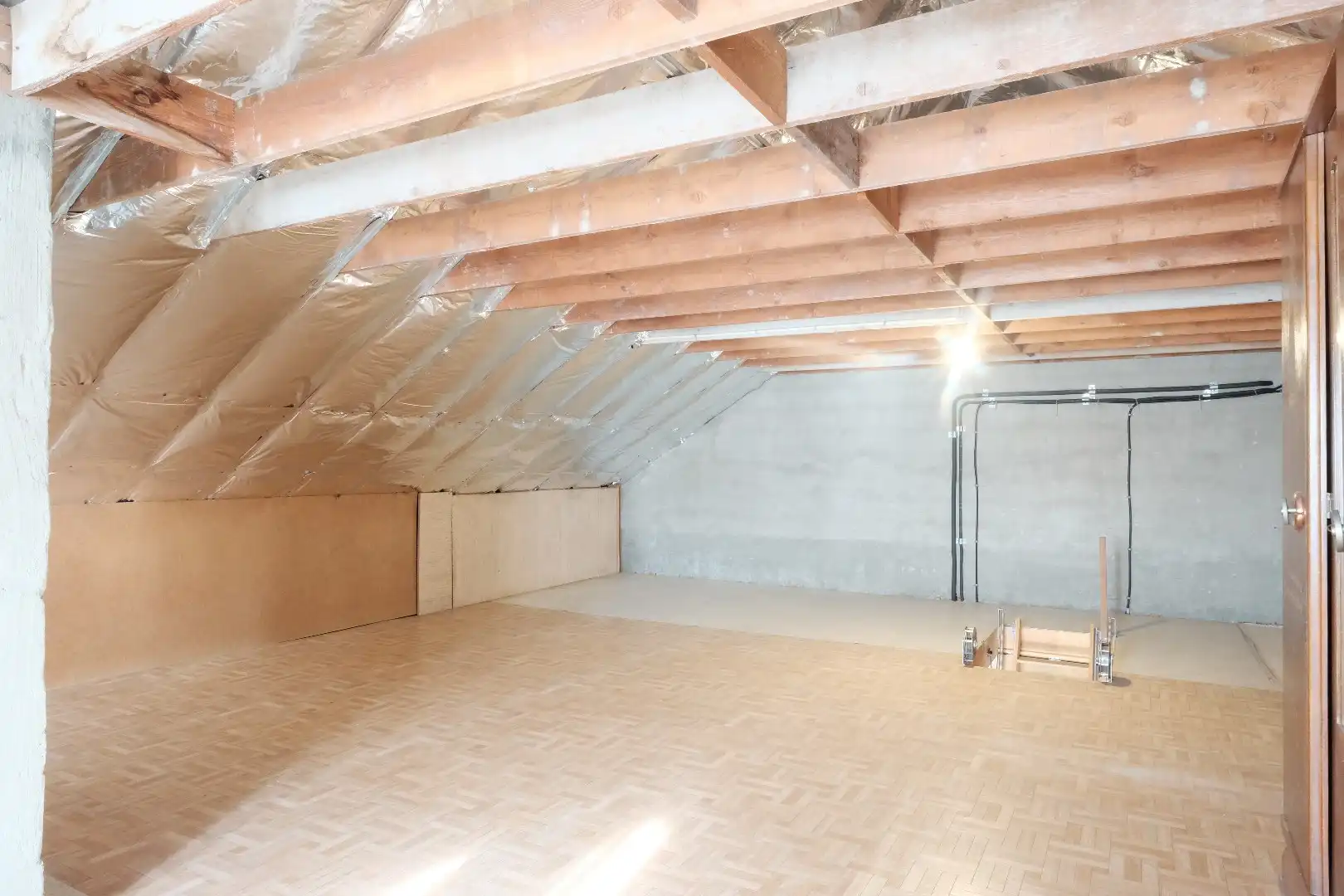 Ruime halfopen woning met 5 slaapkamers, 2 garages en zuidgerichte tuin foto 25