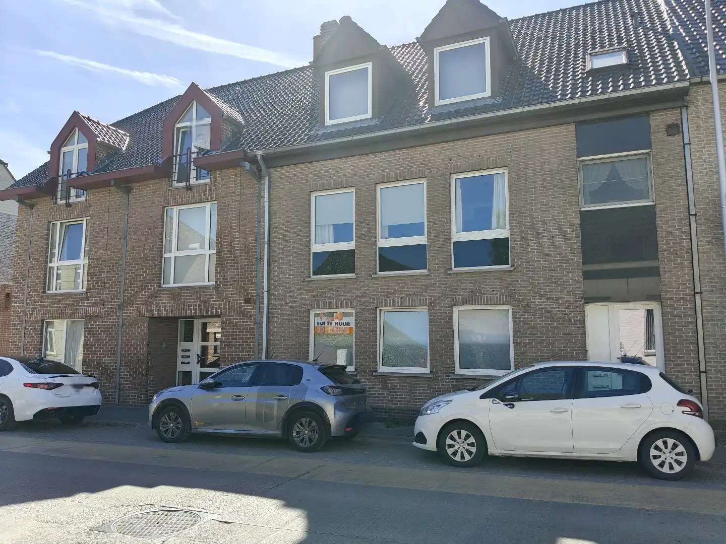 Gelijkvloers appartement met twee slaapkamers en autostaanplaats in Lokeren foto {{pictureIndex}}