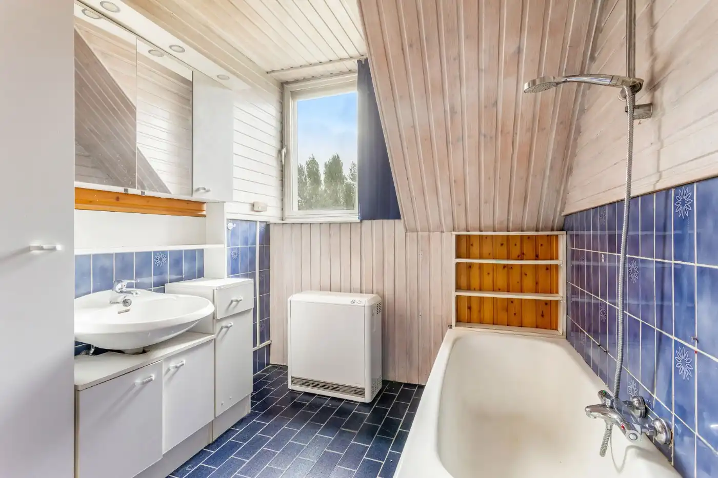 Centraal gelegen, op te frissen woning met 2 à 3 slpk., inpandige garage en tuin foto 19