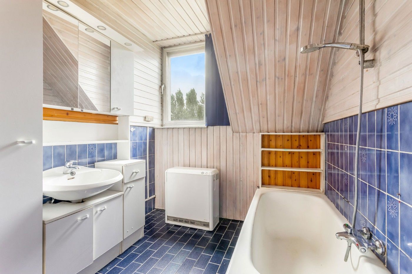 Centraal gelegen, op te frissen woning met 2 à 3 slpk., inpandige garage en tuin foto 19