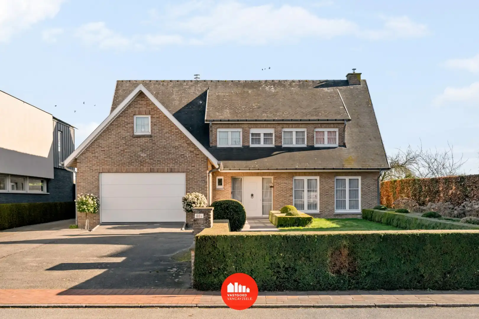  Prachtige villa met achterliggend gastenverblijf en weide op perceel 3.235m².  foto {{pictureIndex}}