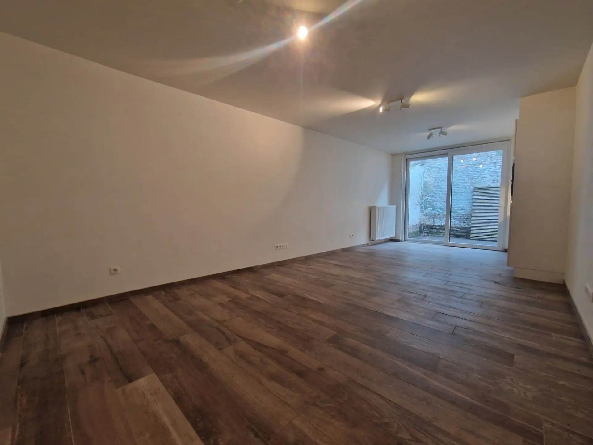 Gelijkvloerse recente studio met terras en eigen sanitair foto 2