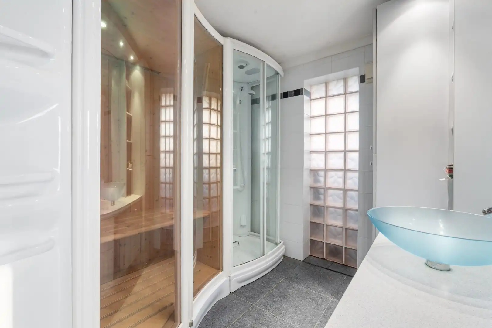 Charmante rijwoning met zonnig terras, wellnessruimte en garagebox in de Vicognewijk foto 23