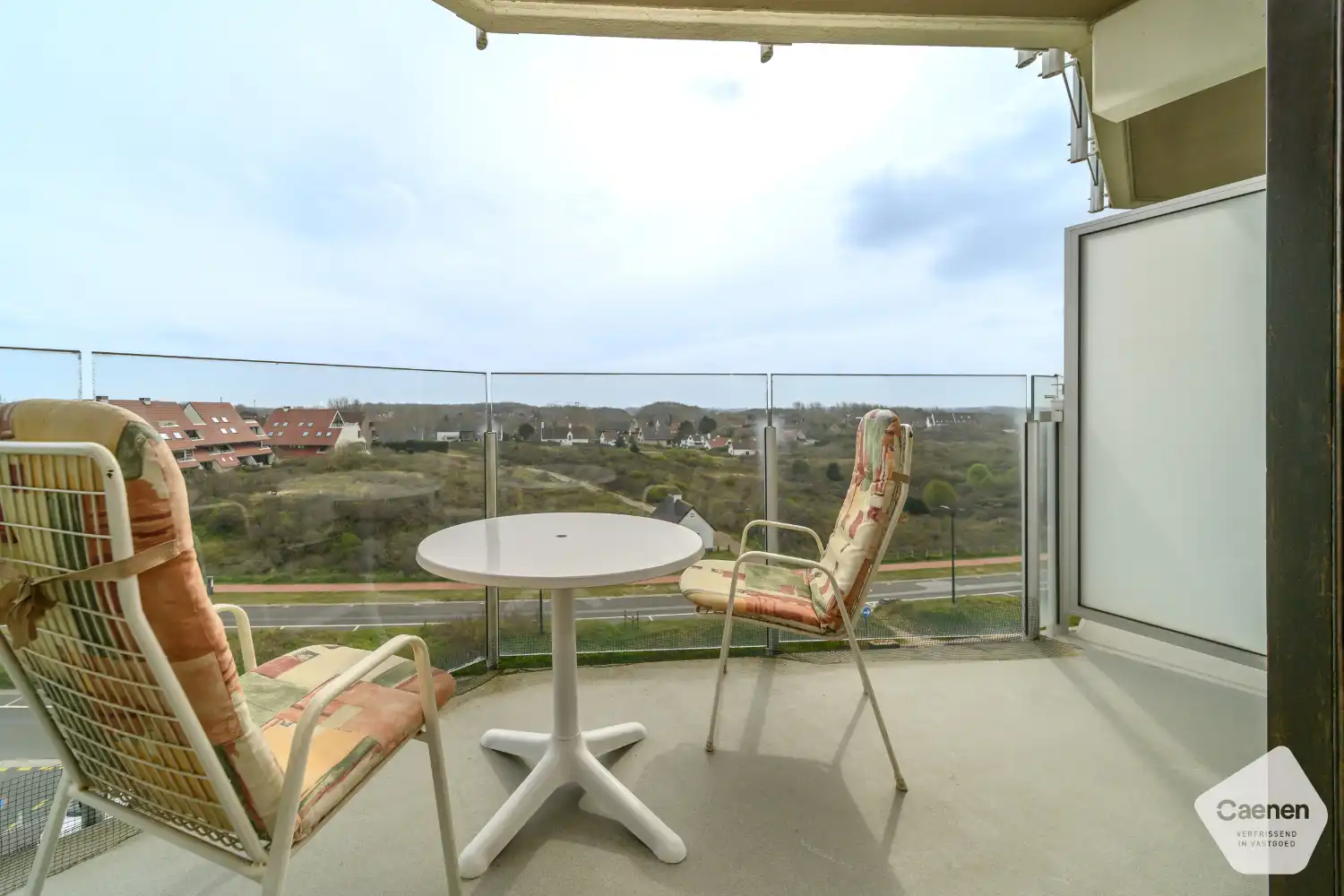 Te renoveren of op te frissen studio met zonnig terras en staanplaats inbegrepen foto 13