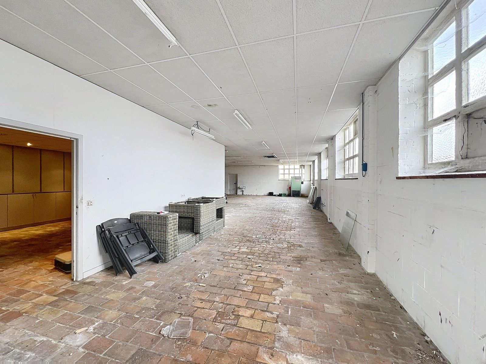 Ruime gezinswoning met garage + magazijn van 260m² en zonnige tuin in hartje Izegem. foto 27