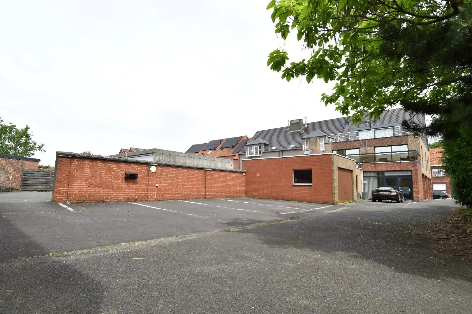 Interessante opbrengsteigendom (204m² kantoor + 3 appartementen + garages/parkings + 295m² loods) op toplocatie in Bissegem foto 3