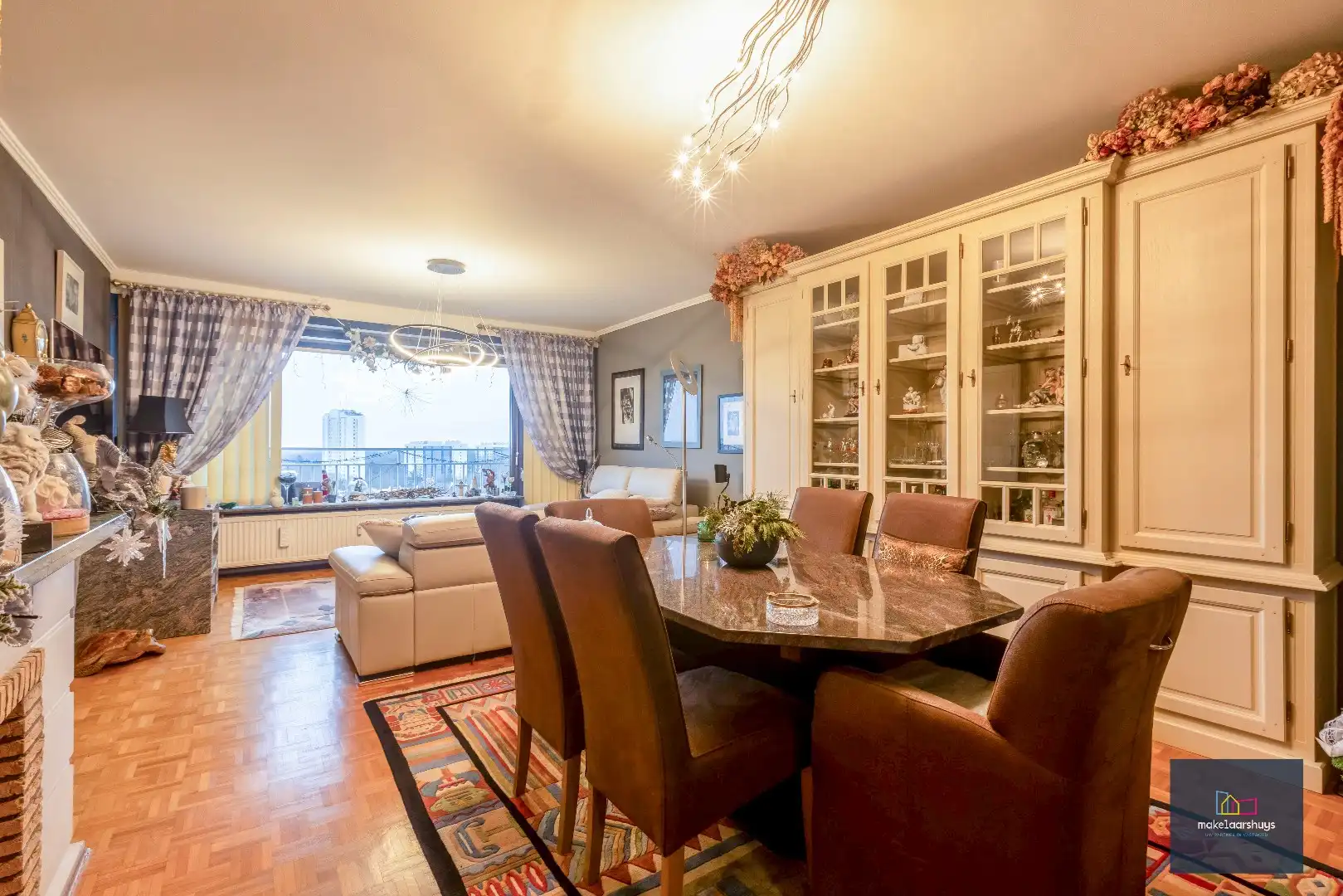 Ruim 2 slaapkamerappartement met garagebox nabij de Blaarmeersen foto 3