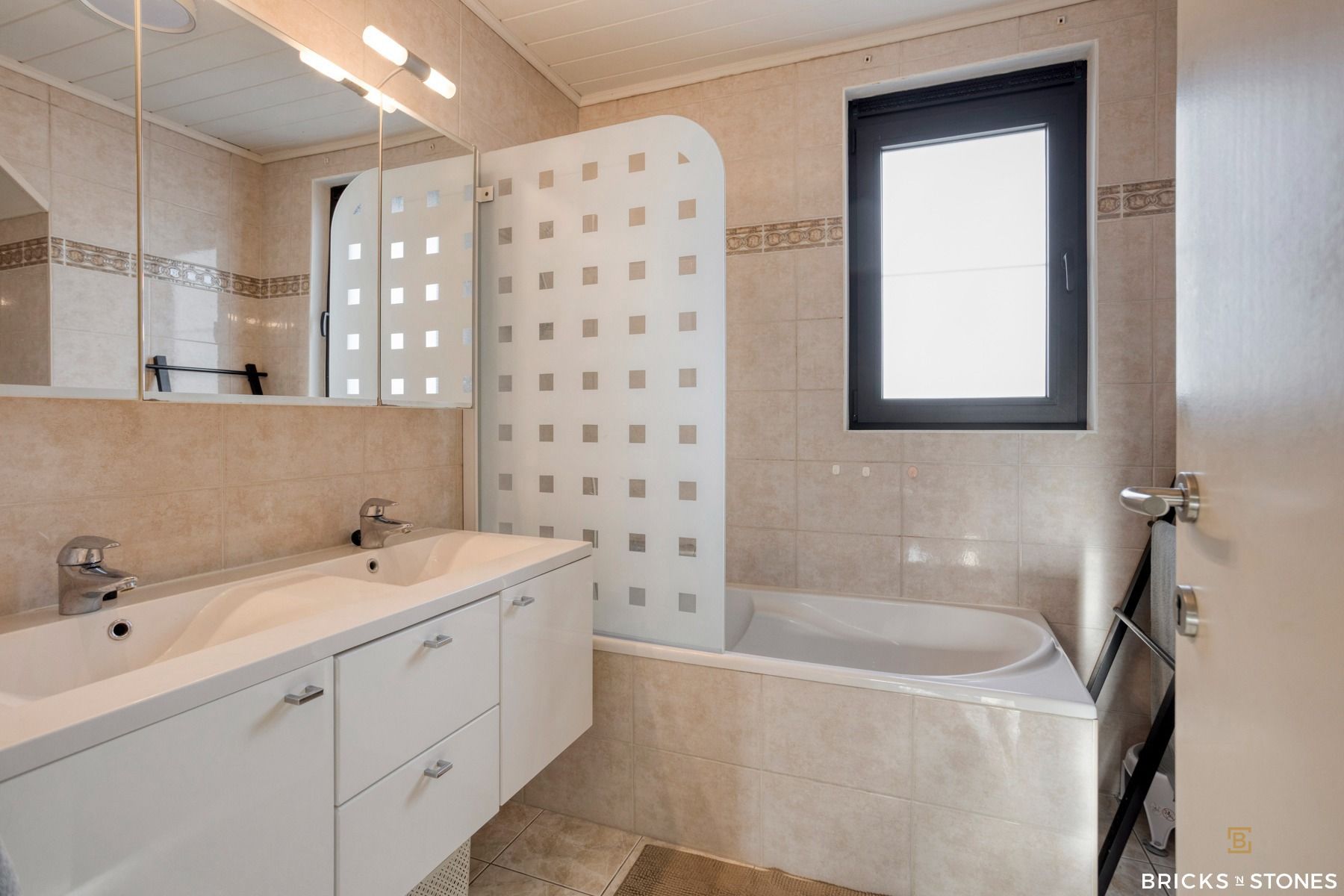 Knappe bel-etage woning met tuin foto 21