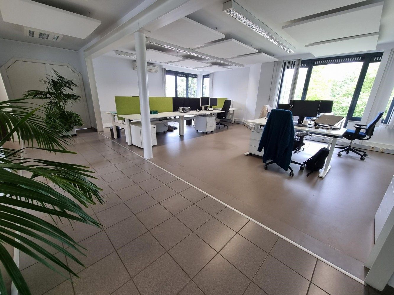 Kantoorgebouw met magazijnruimte, bruto vloeropp 2.916m² op een totaal perceel gelegen van 94a33ca. foto 10