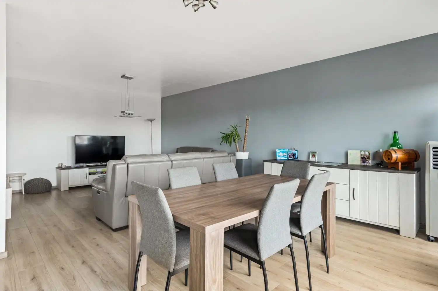 Instapklaar appartement met 2 slaapkamers, terras en autostaanplaats op centrale ligging in Merksem! foto 5