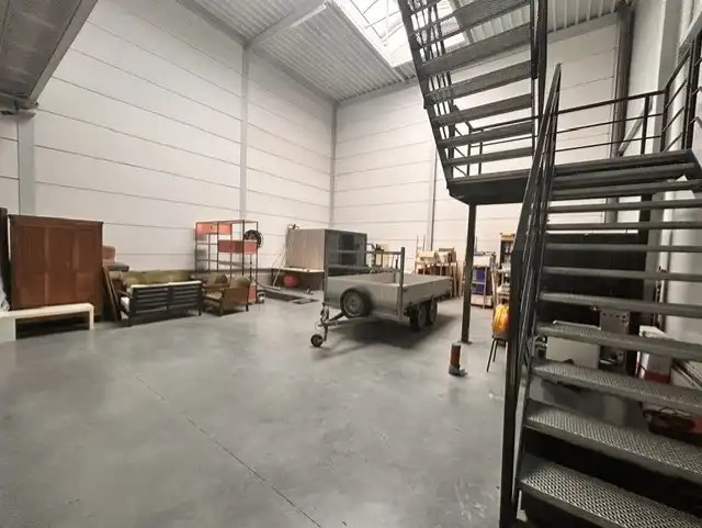 Bedrijfshal van 207 m² met een kantoorruimte op 1° verd. van 105 m² foto 5