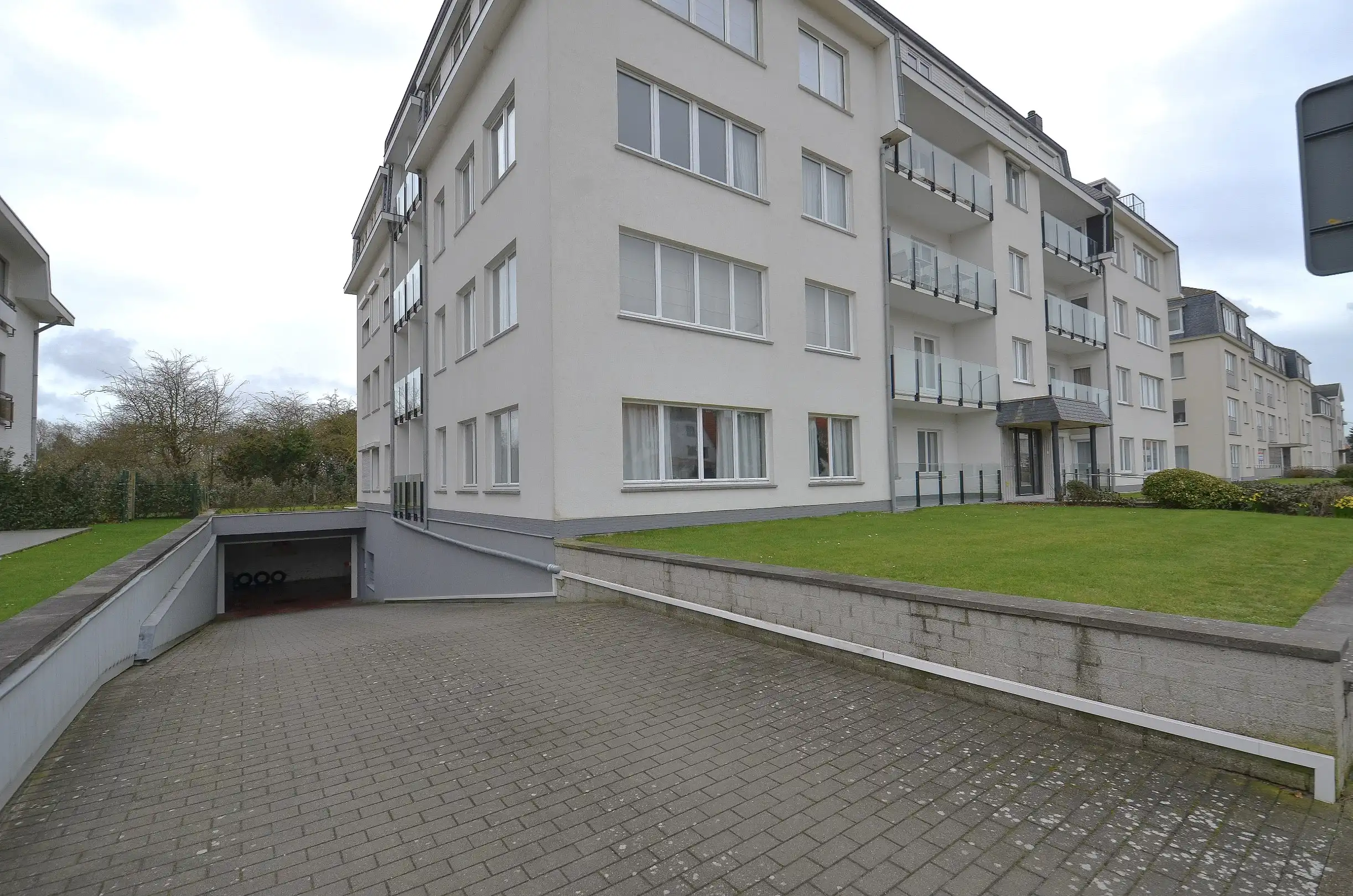 Ruime garagebox gelegen in de Elizabethlaan foto 2